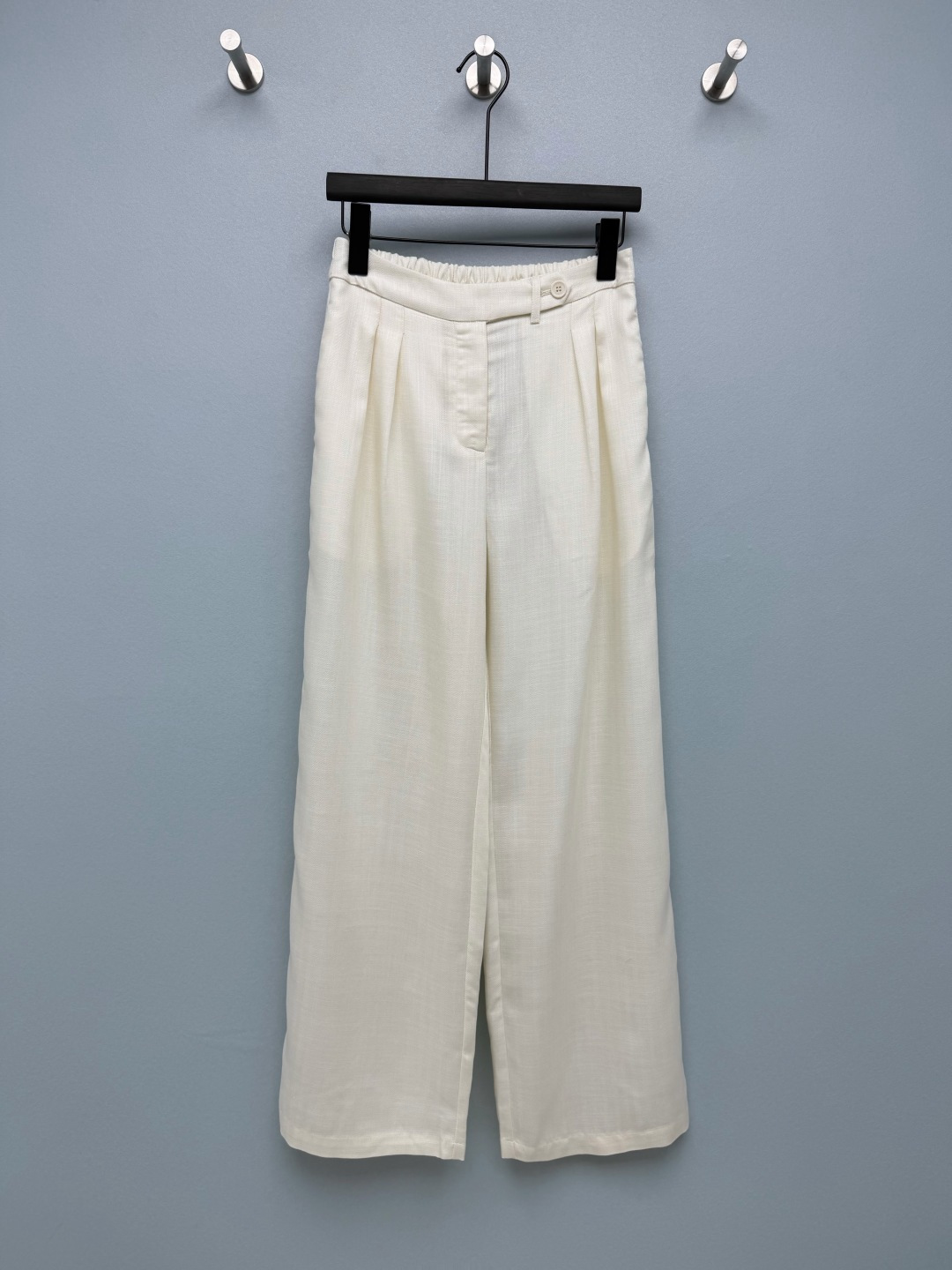 NO:883907,PRA*26 new style drapey textured wide-leg pants  The front button + fake placket design restores the neatness of suit pants, and the brand triangle logo on the back pocket highlights the texture in a low-key manner. It is made of linen-like texture fabric, with natural texture, breathable and not sweaty, refreshing and comfortable to wear in spring and summer, and anti-wrinkle and easy to take care of. It has excellent drape, does not stick to the legs, has a sense of elegance when walking, and the quality is as high-end as the big brands. The elastic waist design, taking into account comfort and fit, does not tighten the belly, and has a better fit for the body!  2 colors and 3 codes SML, Prada-clothing, prada, prada, business suit,19860909PRA*26新款垂感肌理阔腿裤 前片纽扣+假门襟设计,还原西装裤的利落感,后袋的品牌三角标低调彰显质感.采用仿麻肌理面料,自带自然纹理,透气不闷汗,春夏穿着清爽舒适,且抗皱易打理.垂坠感优秀,不易贴腿,行走间自带飘逸感,质感高级不输大牌.后腰松紧腰设计,兼顾舒适与版型,不勒肚子,对身材的适配度更高！2色3码SML,普拉达-服装,prada,prada,business suit,,Women's clothing