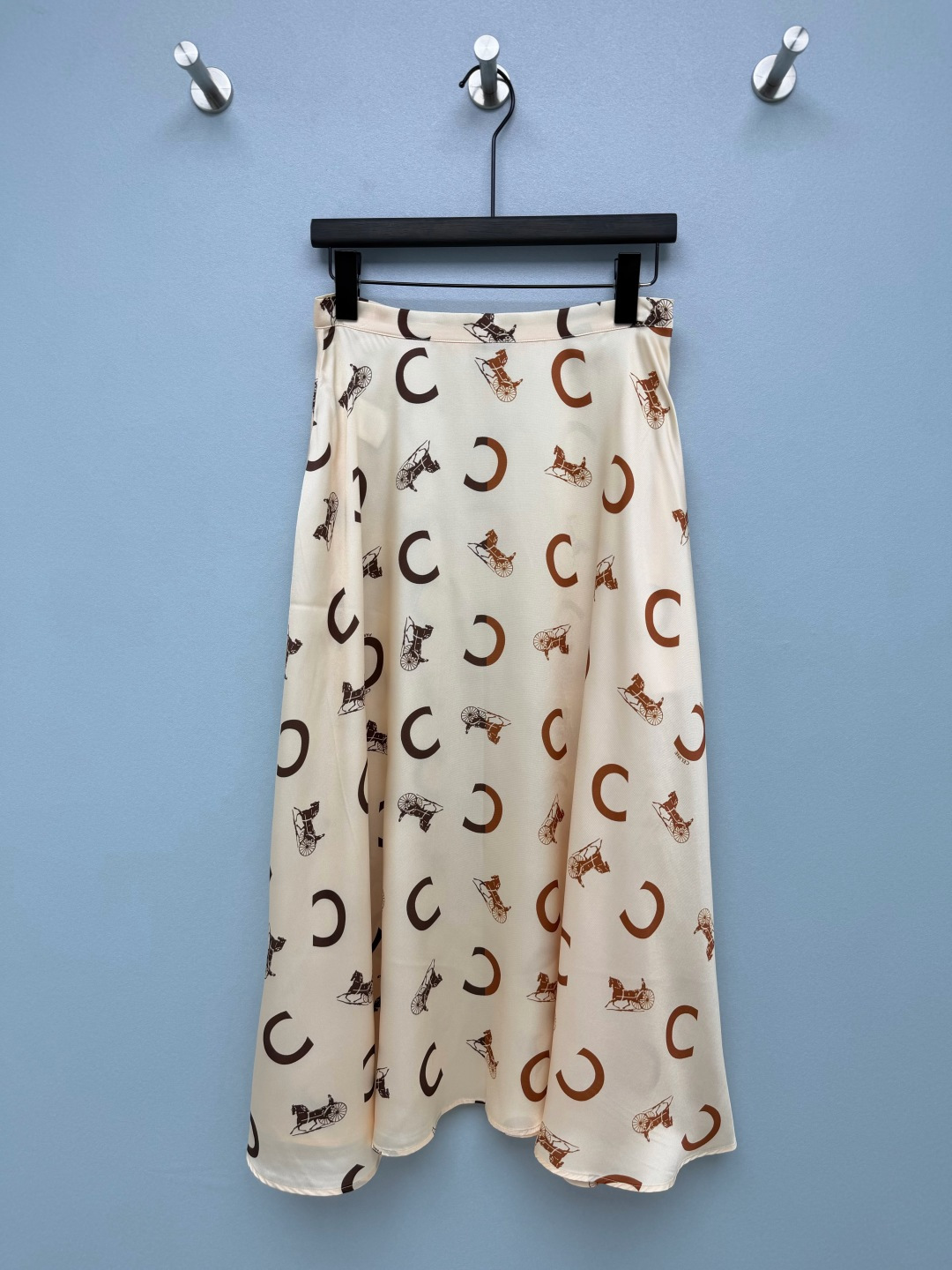 NO:883856,CE*26 new horse-drawn carriage print skirt, C-labeled retro horse-drawn hand-painted all over, classic mid-century style logo print, retro light luxury, brand classic presbyopic elements, high-waisted A-line version, easily optimizes the waist-to-hip ratio, covering the flesh and making you look slimmer; mid-length and ankle-length, elegant and long legs, super friendly to pear-shaped figures, the fabric is drapey and textured, navy blue is calm and retro, beige color is gentle and reduces age!  The brand's iconic carriage + letter print is unobtrusive but has its own recognition. When you wear it, you will look like a gentle and capable sister. 2 colors and 3 codes SML, Celine-clothing, celine, skirts,19860909CE*26新款马车印花半裙 C标复古马车手绘满印,经典中古风标识印花,复古轻奢,品牌经典老花元素,高腰A字版型,轻松优化腰臀比例,遮肉显瘦；中长及踝的长度,优雅又显腿长,对梨形身材超友好, 面料垂顺又有质感,藏蓝色沉稳复古,米杏色温柔减龄！品牌标志性的马车+字母印花,不张扬却自带辨识度,穿上就是温柔又干练的气质姐姐2色3码SML,赛琳-服装,celine,skirts,,Women's clothing