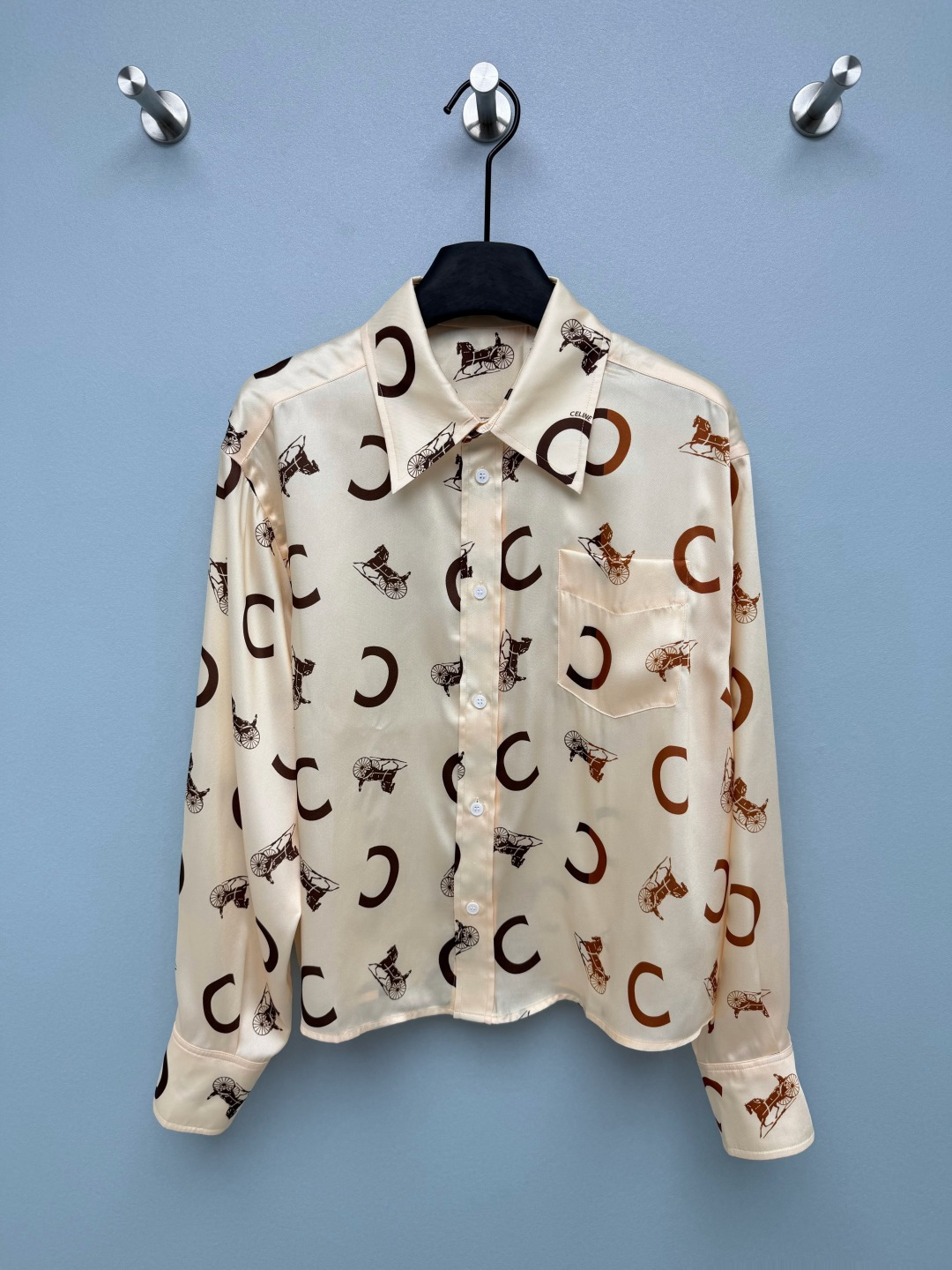 NO:883869,CE*26 New Carriage Print Shirt C-marked retro horse-drawn hand-painted all over, classic mid-century style logo print, retro light luxury, brand classic presbyopia elements, lapel + single-breasted design, neat commuting, with intellectual temperament; embellished left breast pocket, full of details; loose shoulder sleeve design, high tolerance for body and shoulder shape, not picky on the figure. The fabric is drapey and textured, navy blue is calm and retro, beige color is gentle and reduces age!  The brand's iconic carriage + letter print is unobtrusive but has its own recognition. When you wear it, you will look like a gentle and capable sister. 2 colors and 3 codes SML, Celine-clothing, celine,19860909CE*26新款马车印花衬衣 C标复古马车手绘满印,经典中古风标识印花,复古轻奢,品牌经典老花元素,翻领+单排扣设计,利落通勤,自带知性气质；左侧胸袋点缀,细节感拉满；宽松落肩袖设计,对拜拜肉和肩型包容度高,不挑身材. 面料垂顺又有质感,藏蓝色沉稳复古,米杏色温柔减龄！品牌标志性的马车+字母印花,不张扬却自带辨识度,穿上就是温柔又干练的气质姐姐2色3码SML,赛琳-服装,celine,,Women's clothing