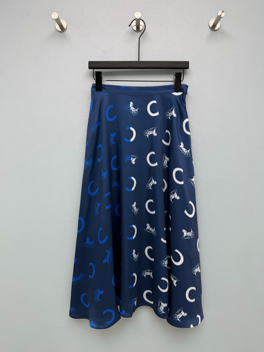 NO:883830,CE*26 new horse-drawn carriage print skirt, C-labeled retro horse-drawn hand-painted all over, classic mid-century style logo print, retro light luxury, brand classic presbyopic elements, high-waisted A-line version, easily optimizes the waist-to-hip ratio, covering the flesh and making you look slimmer; mid-length and ankle-length, elegant and long legs, super friendly to pear-shaped figures, the fabric is drapey and textured, navy blue is calm and retro, beige color is gentle and reduces age!  The brand's iconic carriage + letter print is unobtrusive but has its own recognition. When you wear it, you will look like a gentle and capable sister. 2 colors and 3 codes SML, Celine-clothing, celine, skirts,19860909CE*26新款马车印花半裙 C标复古马车手绘满印,经典中古风标识印花,复古轻奢,品牌经典老花元素,高腰A字版型,轻松优化腰臀比例,遮肉显瘦；中长及踝的长度,优雅又显腿长,对梨形身材超友好, 面料垂顺又有质感,藏蓝色沉稳复古,米杏色温柔减龄！品牌标志性的马车+字母印花,不张扬却自带辨识度,穿上就是温柔又干练的气质姐姐2色3码SML,赛琳-服装,celine,skirts,,Women's clothing
