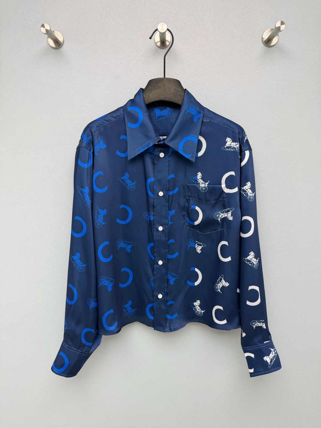 NO:883841,CE*26 New Carriage Print Shirt C-marked retro horse-drawn hand-painted all over, classic mid-century style logo print, retro light luxury, brand classic presbyopia elements, lapel + single-breasted design, neat commuting, with intellectual temperament; embellished left breast pocket, full of details; loose shoulder sleeve design, high tolerance for body and shoulder shape, not picky on the figure. The fabric is drapey and textured, navy blue is calm and retro, beige color is gentle and reduces age!  The brand's iconic carriage + letter print is unobtrusive but has its own recognition. When you wear it, you will look like a gentle and capable sister. 2 colors and 3 codes SML, Celine-clothing, celine,19860909CE*26新款马车印花衬衣 C标复古马车手绘满印,经典中古风标识印花,复古轻奢,品牌经典老花元素,翻领+单排扣设计,利落通勤,自带知性气质；左侧胸袋点缀,细节感拉满；宽松落肩袖设计,对拜拜肉和肩型包容度高,不挑身材. 面料垂顺又有质感,藏蓝色沉稳复古,米杏色温柔减龄！品牌标志性的马车+字母印花,不张扬却自带辨识度,穿上就是温柔又干练的气质姐姐2色3码SML,赛琳-服装,celine,,Women's clothing