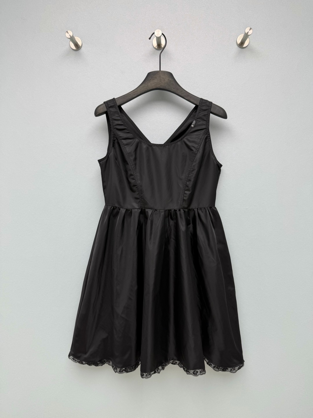NO:883765,Pra*26 new nylon lace V-neck tank top dress is a classic regenerated nylon fabric with a stiff texture and slight luster. It is windproof and wear-resistant, while retaining a light drape. It is a highly recognizable material for the brand. The upper body is waist-cut, combined with the pleated design at the waist, to naturally form a fluffy A-line skirt. The edges of the skirt are spliced ​​with black lace, breaking the toughness of the nylon material and adding a soft girlish atmosphere. The sweet-cool balance is just right, and the details are exquisite!  Single color size 3 SML,Prada-clothing,prada,prada,skirts,19860909Pra*26新款尼龙蕾丝边V领背心连衣裙 经典的再生尼龙面料,自带挺括质感与轻微光泽,兼具防风、耐磨特性,同时保留了轻盈垂坠感,是品牌辨识度极高的材质.上半身收腰剪裁,结合腰部打褶设计,自然形成蓬松A字裙摆,裙摆边缘拼接黑色蕾丝,打破尼龙材质的硬朗感,增添柔美的少女氛围,甜酷平衡恰到好处,细节处尽显精致感！单色3码SML,普拉达-服装,prada,prada,skirts,,Women's clothing