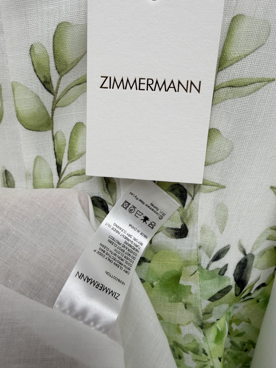 🔥🔥ZIMMERMA*新款清新绿叶印花方领连衣裙 清新白底色搭配渐变绿叶定位印花，水彩质感的藤蔓枝叶，自