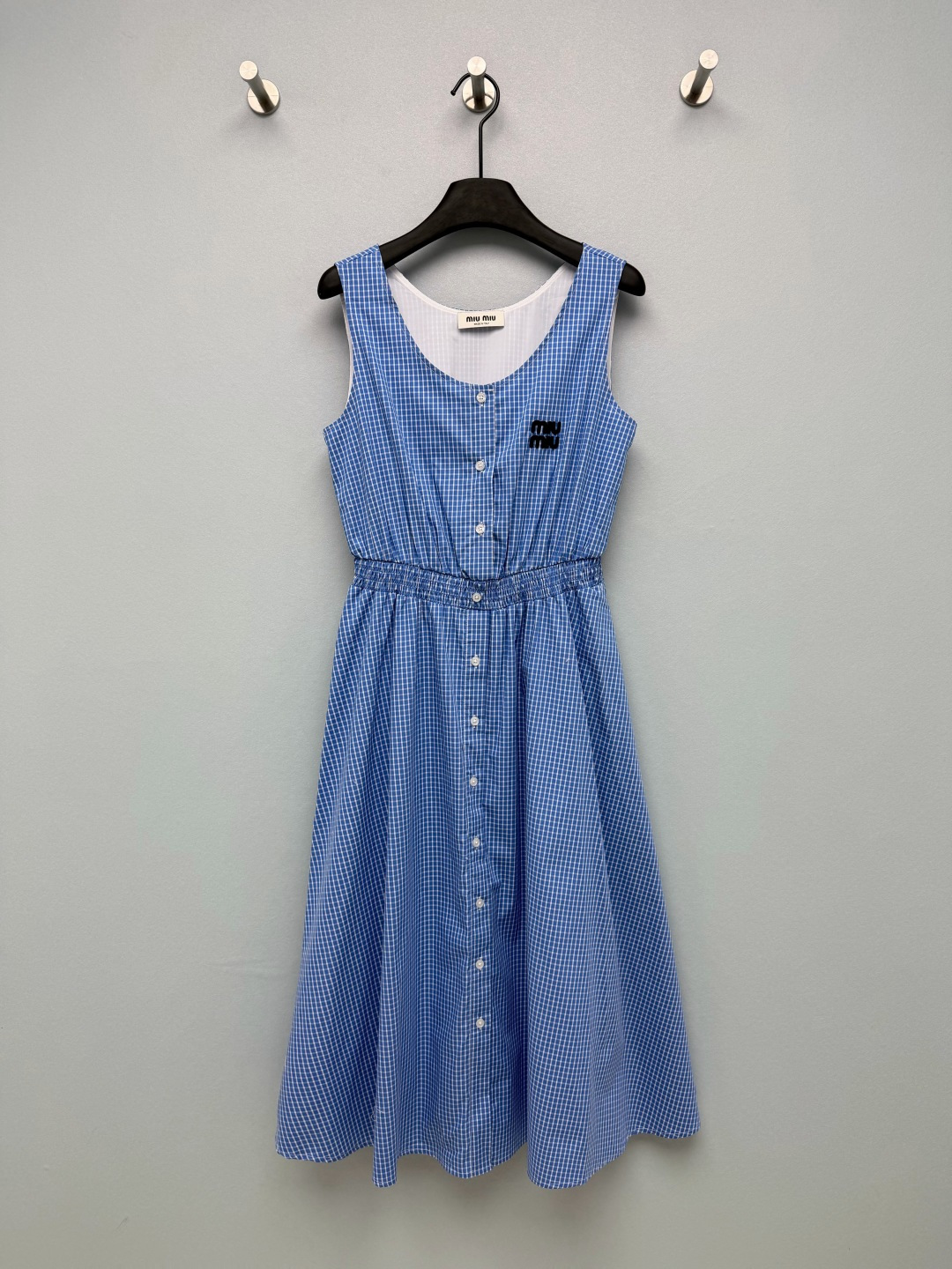 NO:885897,Mi*26's new blue and white plaid sleeveless dress. The blue and white fine plaid has a cool oxygen feeling, which is like wearing the blue sky and white clouds in summer on the body. The sleeveless U-neck design exposes the slender shoulders and neck, with white buttons in the front row. The details are exquisite. The elastic waist + A-line mid-length skirt hides the fleshy waist and abdomen, wide hips and thick legs. It can also be easily controlled by a pear-shaped figure!  The black Miu leather embroidered logo on the chest is low-key and recognizable, giving it a sweet and cool girly look!  Single color size 3 SML, Miumiu-clothing, loro piana, miumiu, skirts,19860909Mi*26新款蓝白格纹无袖连衣裙 自带清冷氧气感的蓝白细格纹,像把夏日的蓝天白云穿在了身上～无袖U领设计露出纤细肩颈,搭配前排白纽扣,细节里都是精致感 松紧收腰+A字中长裙摆,腰腹肉肉、胯宽腿粗通通藏住,梨形身材也能轻松驾驭！ 胸口的黑色Miu皮革刺绣Logo,低调又有辨识度,甜酷少女感直接拉满！单色3码SML,缪缪-服装,loro piana,miumiu,skirts,,Women's clothing
