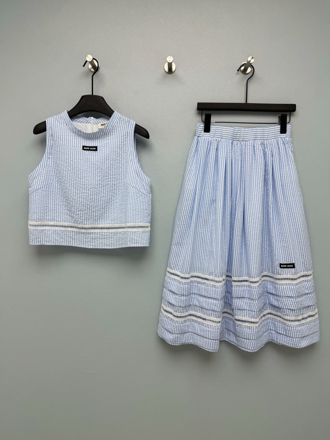NO:885907,Mi*26 new blue and white striped hollow two-piece suit, a combination of vest, top and skirt. The textured blue and white vertical stripes are more textured than ordinary stripes, visually slimming, and bring a refreshing atmosphere of summer sea salt soda. The white hollow lace splicing at the hem of the top and the hem of the skirt breaks the monotony of large-area stripes, adding delicate girlish details without being too revealing. The black embroidery Miu on the chest of the top and the hem of the skirt  The cloth label is low-key yet recognizable, and contrasts with the fresh blue and white color scheme to strengthen the brand attributes!  Summer oxygen-sensing girl's ceiling monochrome size 3 SMLAP, Miu Miu-clothing, miumiu, skirts,19860909Mi*26新款蓝白蓝白条纹镂空两件套套装 背心上衣半裙的组合 自带肌理感的蓝白竖条纹,比普通条纹更有质感,视觉上还能显瘦,自带夏日海盐汽水的清爽氛围.上衣下摆和半裙下摆的白色镂空蕾丝拼接,打破大面积条纹的单调感,增添精致的少女细节,又不会过于暴露.上衣胸口与半裙下摆的黑色刺绣Miu 布标,低调又有辨识度,和清新的蓝白配色形成撞色,强化品牌属性！夏日氧气感少女天花板 单色3码SMLAP,缪缪-服装,miumiu,skirts,,Women's clothing