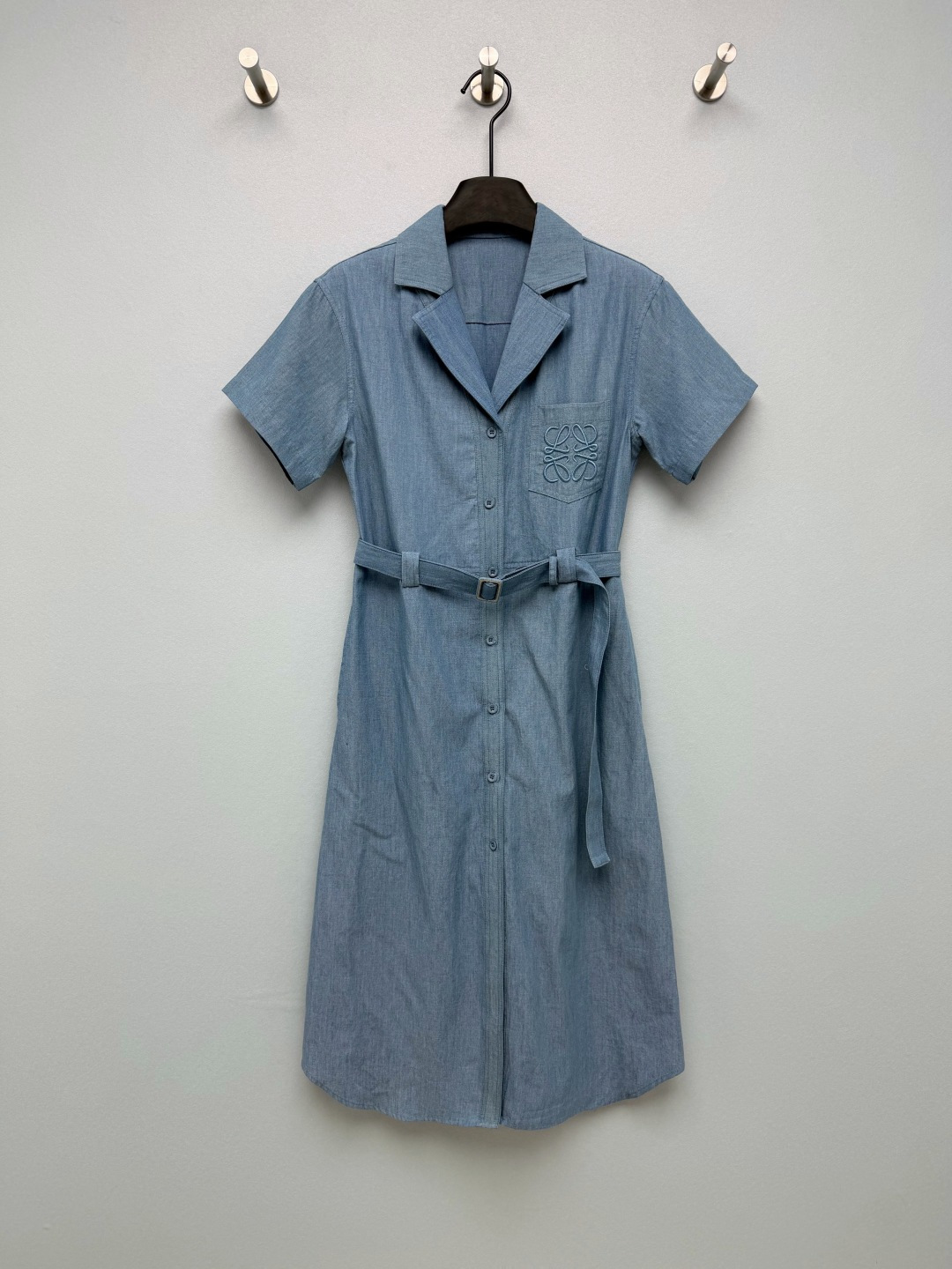 NO:885916,LOE*26 new denim shirt dress. The light blue washed denim fabric has a soft distressed texture. It feels light and breathable. It is not sweaty at all in summer ~ The silhouette of the suit lapel + front button shirt is neat and capable. When paired with a belt of the same color, it can create a small waist in one second, and it can also be easily controlled by a pear-shaped figure!  The same-color Anagram embroidery on the left breast pocket is low-key and recognizable. The non-exaggerated brand details are the correct way to open up the sense of luxury!  Monochrome size 3 SMLR, Loewe-clothing, loewe, loewe, skirts, shirts, business suit,19860909LOE*26新款牛仔衬衫连衣裙 浅蓝水洗牛仔面料自带柔和的做旧肌理,摸起来轻薄又透气,夏天穿完全不闷汗～ 西装翻领+前排纽扣的衬衫廓形,利落又干练,搭配同色系腰带,一秒掐出小蛮腰,梨形身材也能轻松驾驭！左胸口袋的同色系Anagram刺绣,低调又有辨识度,不浮夸的品牌细节,才是高级感的正确打开方式！单色3码SMLR,罗意威-服装,loewe,loewe,skirts,shirts,business suit,,Women's clothing