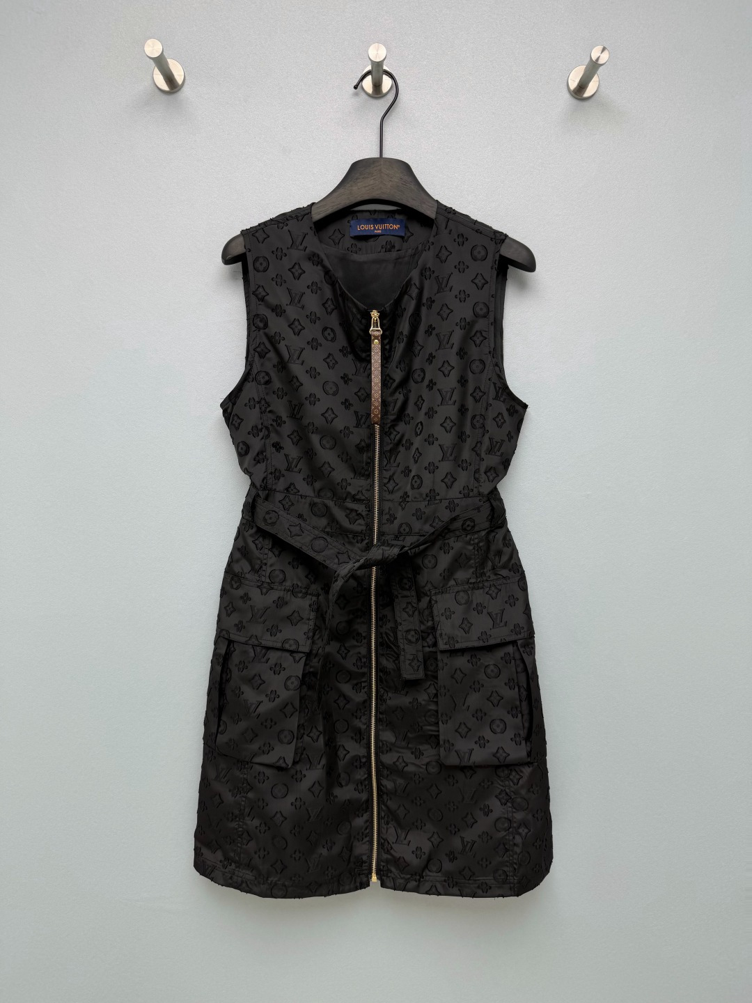 NO:885948,lou*26’s new presbyopia jacquard sleeveless belt dress is made of dark patterned presbyopia jacquard fabric. It looks clean and refreshing from a distance, and full of details when viewed up close. It is low-key and has its own recognition, and will not conflict with the style at all!  The zipper running through the center of the front + the belt design of the same fabric can not only create a neat straight fit, but also tuck in the waist to create a perfect proportion, and can be easily controlled by a pear-shaped figure. The utility pockets on both sides break the monotony of the dress. They are cool and practical, and are convenient for daily storage of mobile phones and lipsticks. Both black and white are super versatile, white is refreshing and clean, and black is high-end and slimming. It is a classic style that can be worn for several years!  2 colors 3 codes SML M,Louis Vuitton-clothing,louis vuitton,skirts,19860909lou*26新款老花提花无袖腰带连衣裙 自带暗纹老花提花的面料,远看干净清爽,近看细节拉满,低调又自带辨识度,完全不会撞款！前中贯穿的拉链+同面料腰带设计,既能打造利落的直筒版型,也能收腰穿出超绝比例,梨形身材也能轻松驾驭.两侧的工装口袋打破了连衣裙的单调感,酷飒又实用,日常放手机、口红都很方便.黑白两色都超百搭,白色清爽干净,黑色高级显瘦,是能穿好几年的经典款！2色3码SML M,路易威登-服装,louis vuitton,skirts,,Women's clothing
