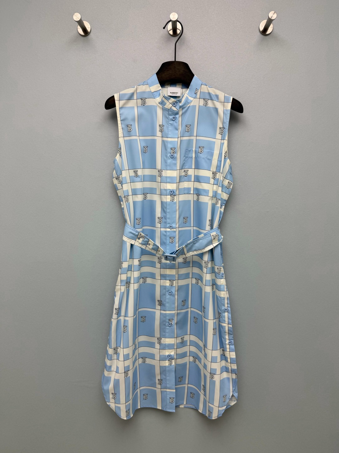 NO:885961,Bur*26's new TB logo plaid sleeveless shirt dress. The brand's iconic TB letter logo is paired with a fresh blue and white plaid pattern. It is both brand recognizable and has a refreshing college feel. The color scheme is gentle and age-reducing. The stand-up collar is sleeveless and the front and center full button design is refreshing, neat and versatile. The sides are also designed with colored breast buttons.  .The fabric has good drape, has a soft luster, and is breathable and comfortable for the upper body. It is refreshing and not stuffy to wear in summer. It is gentle and not picky, and yellow leather can easily control the monochrome size 3 SMLWU, Burberry-clothing, burberry, skirts, shirts,19860909Bur*26新款TB标识格纹无袖衬衫裙 品牌标志性的TB字母标识,搭配清新蓝白格纹,既有品牌辨识度,又自带清爽学院感,配色温柔又减龄,立领无袖+前中全开扣设计,清爽利落又百搭,两侧也色排扣设计 .面料垂坠感好,自带柔和光泽,上身透气舒适,夏天穿着清爽不闷热.温柔又不挑皮,黄皮也能轻松驾驭单色3码SMLWU,博柏利-服装,burberry,skirts,shirts,,Women's clothing
