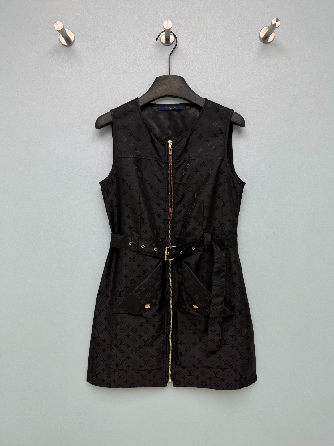 NO:885982,lou*26 new Monogram dark pattern jacquard waist waistcoat skirt. The Monogram dark pattern jacquard on the black base fabric looks clean and neat when viewed from a distance, and full of details when viewed up close. It is low-key and has its own recognition, and will not conflict with the style at all!  The golden zipper running through the front and the belt of the same fabric can not only create a neat straight silhouette, but also can be cinched at the waist to create a perfect proportion, and can be easily controlled by a pear-shaped body. The utility pockets on both sides break the monotony of the skirt, which is cool and practical, and is convenient for storing small items in daily life. The gold hardware details are full of exquisiteness!  Solid color size 3 SMLWU,Louis Vuitton-clothing,louis vuitton,skirts,19860909lou*26新款 Monogram暗纹提花收腰马甲裙 黑色底布上的Monogram暗纹提花,远看干净利落,近看细节拉满,低调又自带辨识度,完全不会撞款！前中贯穿的金色拉链+同面料腰带,既能打造利落的直筒版型,也能收腰穿出超绝比例,梨形身材也能轻松驾驭. 两侧的工装口袋打破了裙子的单调感,酷飒又实用,日常放小物件都很方便.金色五金细节精致感十足！单色3码SMLWU,路易威登-服装,louis vuitton,skirts,,Women's clothing