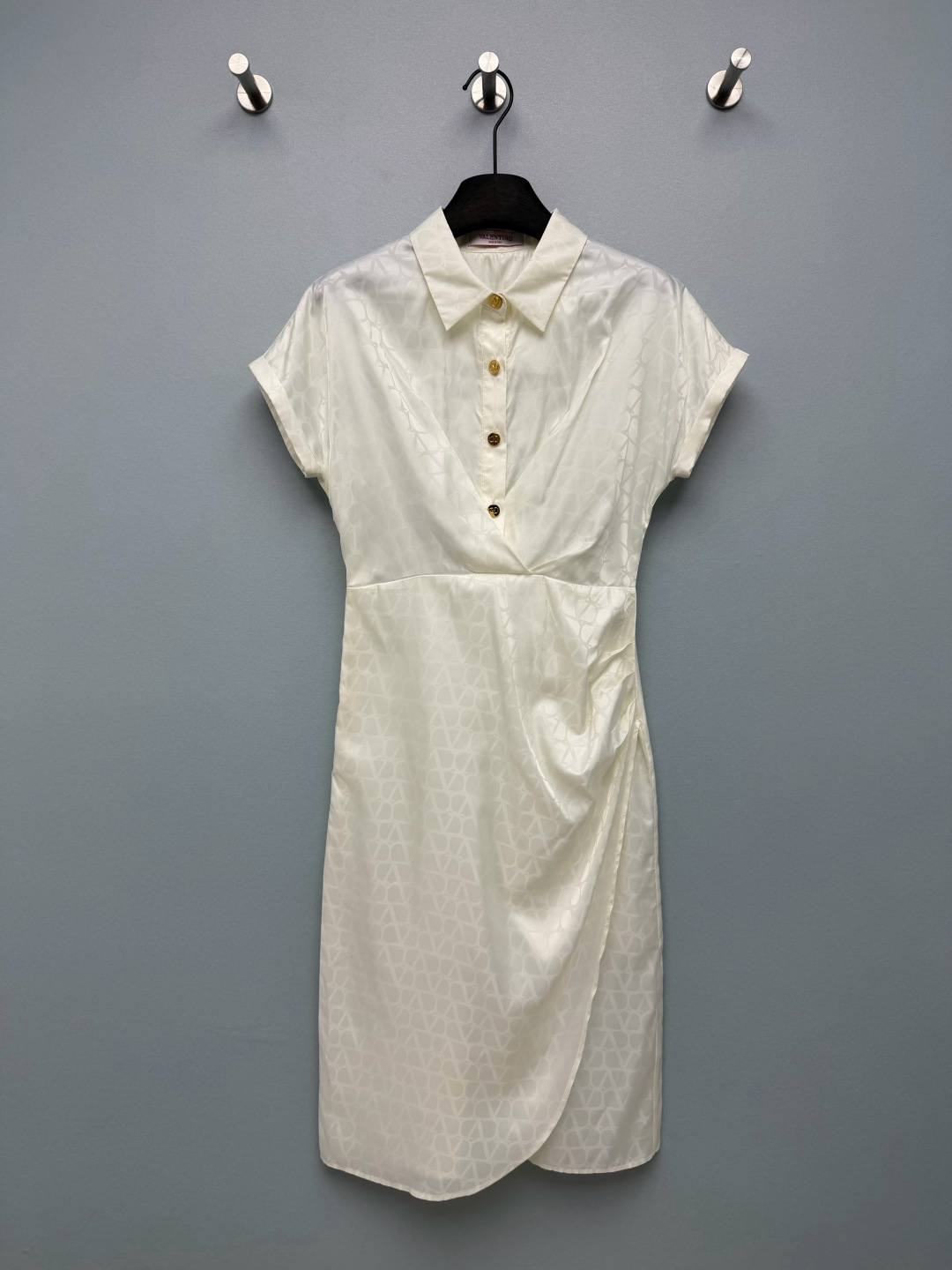 NO:886071,Val*26 new V-shaped dark pattern shirt dress  The V-shaped dark pattern jacquard on the milky white base fabric looks clean and gentle from a distance, and full of details when viewed up close. It has a low-key sense of elegance. The yellow leather can also easily control the shirt lapel + V-shaped half placket design, which is capable and gentle. The gold brand buttons are full of exquisiteness, which weakens the lines of the upper body while creating a casual style. The high waist segmentation + side pleats tighten the waist.  Easily optimize body proportions, the asymmetric wrap skirt modifies the crotch and thigh lines, and can be easily controlled by a pear-shaped figure. The drapey fabric has a soft luster on the upper body, welding a gentle and high-end feel to the body. Monochrome size 3 SMLWU, Valentino-clothing, valentino, skirts, shirts,19860909Val*26新款 V字暗纹衬衫式连衣裙 奶白色底布上的V字暗纹提花,远看干净温柔,近看细节拉满,自带低调贵气感,黄皮也能轻松驾驭衬衫翻领+V型半开襟设计,干练又温柔,金色品牌纽扣精致感十足,弱化上半身线条的同时,还能打造随性风格.高腰分割+侧边褶皱收腰,轻松优化身材比例,不对称围裹式裙摆修饰胯部和大腿线条,梨形身材也能轻松驾驭.垂坠感超棒的面料,上身自带柔和光泽,把温柔高级感焊在身上单色3码SMLWU,华伦天奴-服装,valentino,skirts,shirts,,Women's clothing