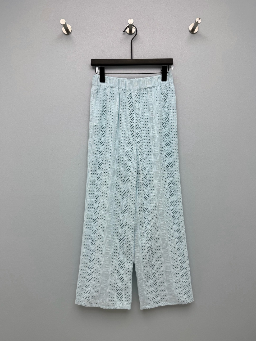 NO:886082,FE*26 new double F embroidered hollow wide-leg trousers. The classic FF presbyopic embroidery is combined with the hollow mesh design. It has a sense of breathability and refinement. It looks fresh and gentle from a distance, full of details when viewed up close, low-key and brand-recognizable. The elastic high waist + wide-leg version is very tolerant of waist and leg shape. It can easily optimize body proportions, make you taller and slimmer in one step, and can also easily control the pear-shaped figure. Both milky white/light blue colors are superb!  The hollow cotton fabric is refreshing and breathable, so it won’t be stuffy at all in summer!  2 colors and 3 codes SMLL, Fendi-clothing, fendi, loro piana,19860909FE*26新款双F刺绣镂空阔腿长裤 经典的FF老花刺绣与镂空网格设计结合,自带透气感和精致感,远看清新温柔,近看细节满满,低调又有品牌辨识度.松紧高腰+阔腿版型,对腰围和腿型的包容度超高,轻松优化身材比例,显高显瘦一步到位,梨形身材也能轻松驾驭.奶白/浅蓝两种配色都超绝！棉质镂空面料清爽透气,夏天穿完全不闷热！ 2色3码SMLL,芬迪-服装,fendi,loro piana,,Women's clothing