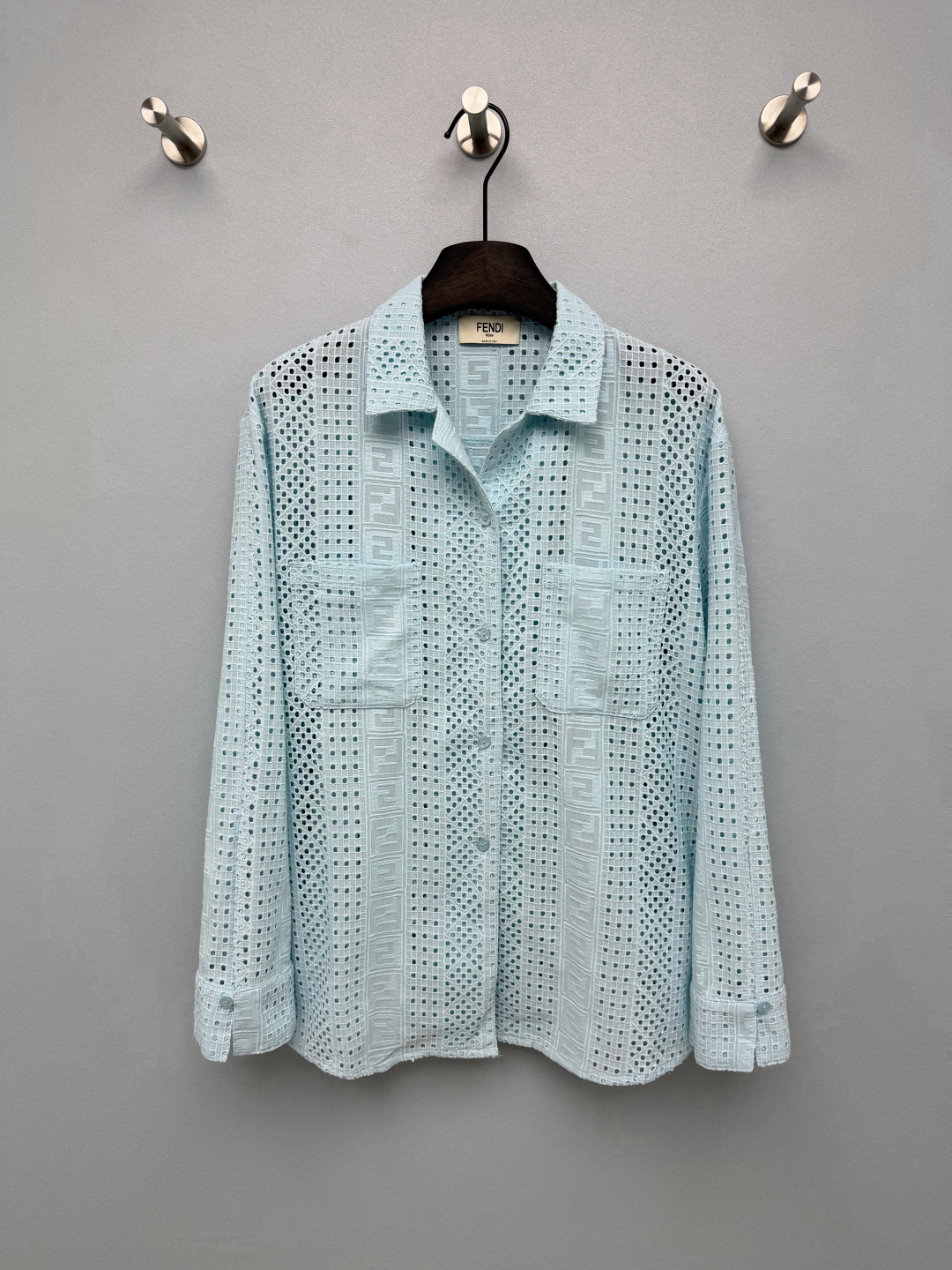 NO:886092,FE*26 new double F embroidered hollow long-sleeved shirt  The combination of classic FF presbyopia embroidery and hollow mesh design brings a sense of breathability and sophistication. It looks fresh and gentle from a distance, and is full of details when viewed up close. It is low-key and has brand recognition. The neat lapels are paired with loose dropped shoulders, giving it a lazy and relaxed feel, and mid-length sleeves  The trousers and cuffs have button details, which can be rolled up at will to create different styles. It can also provide sun protection and is very practical. The side slit design adds a sense of agility, and it can be paired with wide-leg pants of the same series to create a suit feel. The two colors of milk white/light blue are superb!  The hollow cotton fabric is refreshing and breathable, so it won’t be stuffy at all in summer!  2 colors and 3 codes SMLL, Fendi-clothing, fendi, loro piana,19860909FE*26新款双F刺绣镂空长袖衬衣 经典的FF老花刺绣与镂空网格设计结合,自带透气感和精致感,远看清新温柔,近看细节满满,低调又有品牌辨识度.利落翻领搭配宽松落肩剪裁,自带慵懒松弛感,中长款袖子,袖口带纽扣细节,可随意挽起打造不同风格,也能起到防晒效果,实用性拉满.侧边开叉设计增加了灵动感,搭配同系列阔腿裤还能打造套装感.奶白/浅蓝两种配色都超绝！棉质镂空面料清爽透气,夏天穿完全不闷热！ 2色3码SMLL,芬迪-服装,fendi,loro piana,,Women's clothing