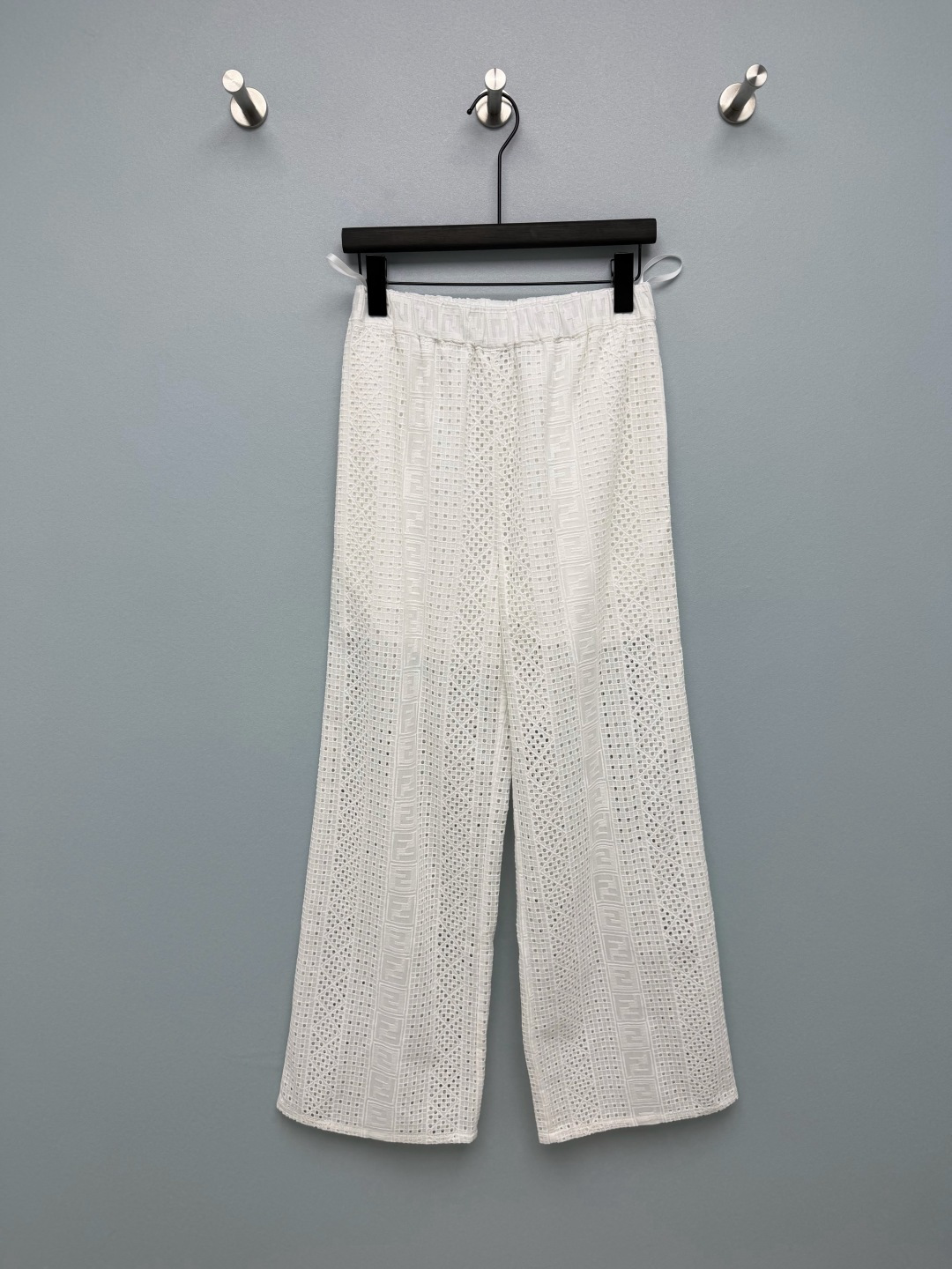 NO:886103,FE*26 new double F embroidered hollow wide-leg trousers. The classic FF presbyopic embroidery is combined with the hollow mesh design. It has a sense of breathability and refinement. It looks fresh and gentle from a distance, full of details when viewed up close, low-key and brand-recognizable. The elastic high waist + wide-leg version is very tolerant of waist and leg shape. It can easily optimize body proportions, make you taller and slimmer in one step, and can also easily control the pear-shaped figure. Both milky white/light blue colors are superb!  The hollow cotton fabric is refreshing and breathable, so it won’t be stuffy at all in summer!  2 colors and 3 codes SMLL, Fendi-clothing, fendi, loro piana,19860909FE*26新款双F刺绣镂空阔腿长裤 经典的FF老花刺绣与镂空网格设计结合,自带透气感和精致感,远看清新温柔,近看细节满满,低调又有品牌辨识度.松紧高腰+阔腿版型,对腰围和腿型的包容度超高,轻松优化身材比例,显高显瘦一步到位,梨形身材也能轻松驾驭.奶白/浅蓝两种配色都超绝！棉质镂空面料清爽透气,夏天穿完全不闷热！ 2色3码SMLL,芬迪-服装,fendi,loro piana,,Women's clothing