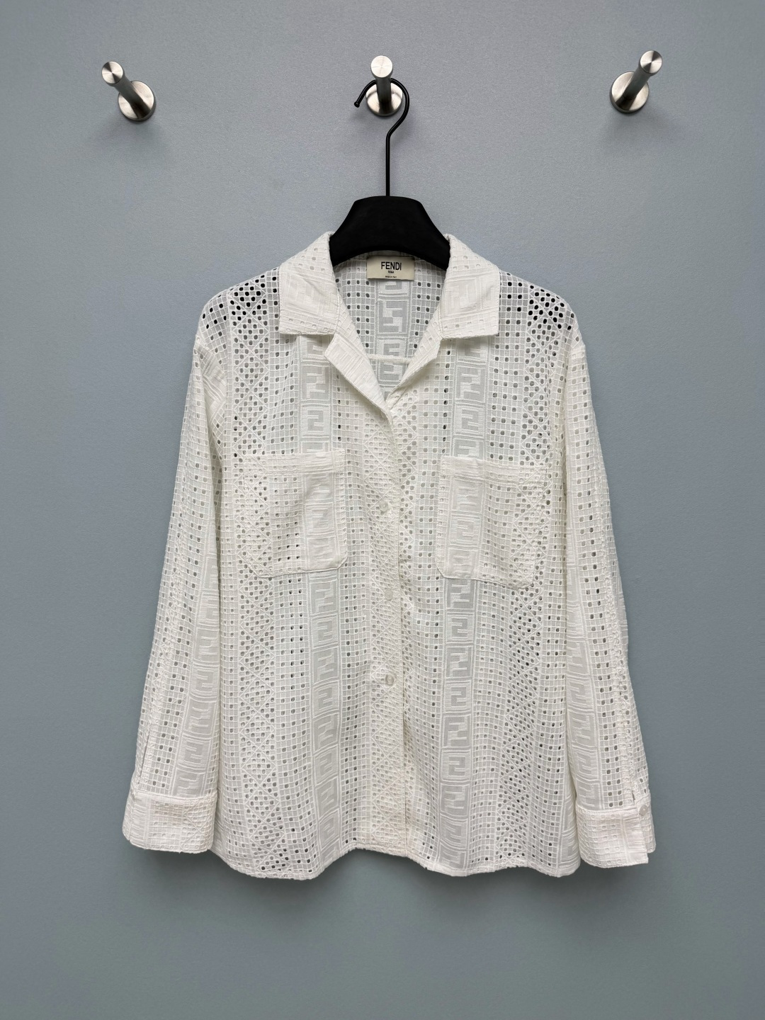NO:886113,FE*26 new double F embroidered hollow long-sleeved shirt  The combination of classic FF presbyopia embroidery and hollow mesh design brings a sense of breathability and sophistication. It looks fresh and gentle from a distance, and is full of details when viewed up close. It is low-key and has brand recognition. The neat lapels are paired with loose dropped shoulders, giving it a lazy and relaxed feel, and mid-length sleeves  The trousers and cuffs have button details, which can be rolled up at will to create different styles. It can also provide sun protection and is very practical. The side slit design adds a sense of agility, and it can be paired with wide-leg pants of the same series to create a suit feel. The two colors of milk white/light blue are superb!  The hollow cotton fabric is refreshing and breathable, so it won’t be stuffy at all in summer!  2 colors and 3 codes SMLL, Fendi-clothing, fendi, loro piana,19860909FE*26新款双F刺绣镂空长袖衬衣 经典的FF老花刺绣与镂空网格设计结合,自带透气感和精致感,远看清新温柔,近看细节满满,低调又有品牌辨识度.利落翻领搭配宽松落肩剪裁,自带慵懒松弛感,中长款袖子,袖口带纽扣细节,可随意挽起打造不同风格,也能起到防晒效果,实用性拉满.侧边开叉设计增加了灵动感,搭配同系列阔腿裤还能打造套装感.奶白/浅蓝两种配色都超绝！棉质镂空面料清爽透气,夏天穿完全不闷热！ 2色3码SMLL,芬迪-服装,fendi,loro piana,,Women's clothing