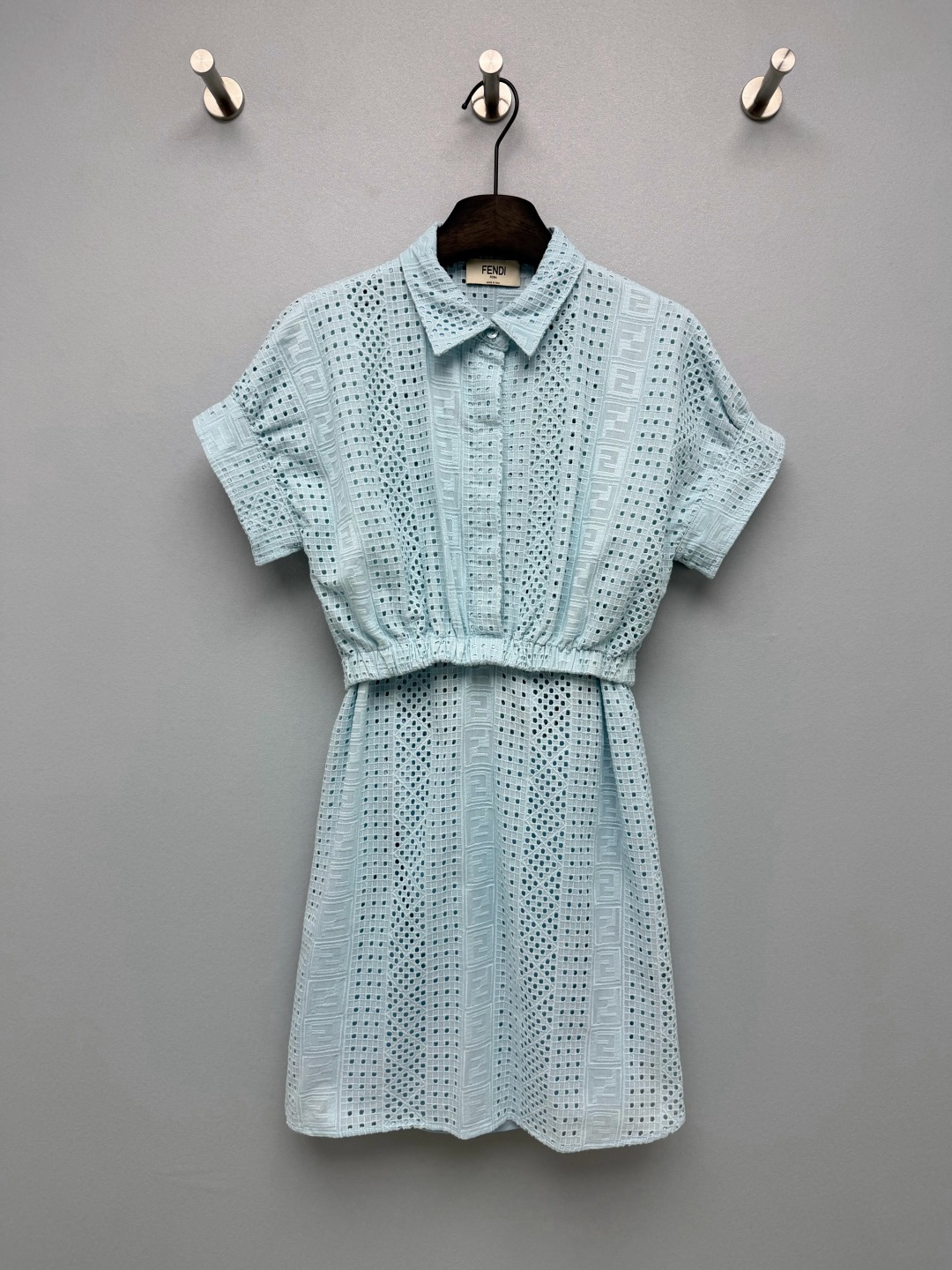 NO:885936,FE*26 new double F embroidered hollow dress  The combination of classic FF presbyopia embroidery and hollow mesh design brings a sense of breathability and sophistication. It looks fresh and gentle from a distance, and full of details when viewed up close. It is low-key and has brand recognition. The shirt lapel + puff short sleeves have a college age-reducing feel, and the waist is elastic + same  The fabric belt can easily create a high waistline. The slightly A-shaped skirt is just right at the thigh and modifies the crotch line. It can be worn with a relaxed temperament regardless of the figure. The side slit design adds a sense of agility. The two colors of milk white/light blue are amazing!  The hollow cotton fabric is refreshing and breathable, so it won’t be stuffy at all in summer!  2 colors and 3 codes SMLL, Fendi-clothing, fendi, loro piana, skirts, shirts, T-shirt,19860909FE*26新款双F刺绣镂空连衣裙 经典的FF老花刺绣与镂空网格设计结合,自带透气感和精致感,远看清新温柔,近看细节满满,低调又有品牌辨识度.衬衫翻领+泡泡短袖,自带学院减龄感,腰部松紧+同面料腰带,轻松打造高腰线,微A廓形的裙摆,长度刚好在大腿位置,修饰胯部线条,不挑身材也能穿出松弛气质,侧边开叉设计增加了灵动感.奶白/浅蓝两种配色都超绝！棉质镂空面料清爽透气,夏天穿完全不闷热！2色3码SMLL,芬迪-服装,fendi,loro piana,skirts,shirts,T-shirt,,Women's clothing