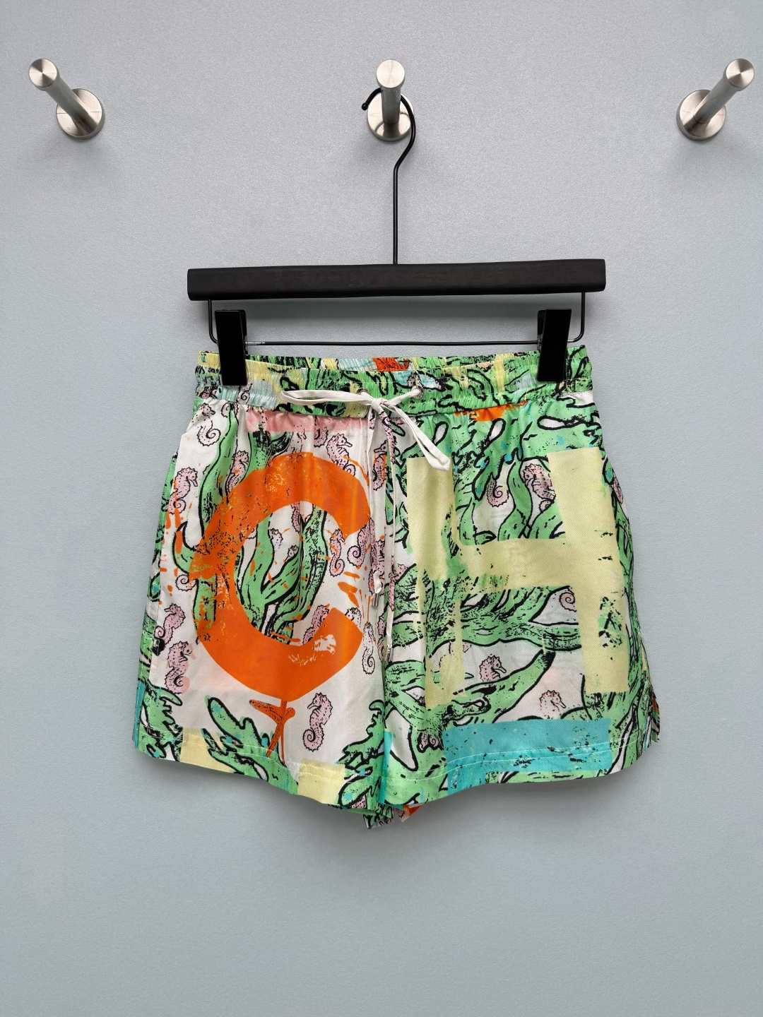 NO:885983,CHAN*L 26 new Coco Beach series silk printed shorts, high version, pay attention to details to distinguish versions. It uses highly saturated mint green, cyan blue, and peach pink as the background color, and incorporates hand-painted style seahorses, corals, and letter elements. The colors are bright and full of summer vitality, and bring with it the lively vacation atmosphere of the South French coast. It really has its own luster under the sun!  The loose fit is super tolerant to the figure, lazy and delicate, the logo on the buttons, the contrasting piping on the pockets, every detail says 'this is Fragrant Grandma', it is low-key and high-end, and the texture of the silk fabric feels amazing!  Wearing this looks like a rich girl vacationing in South France. It looks great with any outfit. You must have one in your summer wardrobe!  2 colors and 3 codes SML, Chanel-clothing, chanel, chanel, shorts, real silk,19860909CHAN*L 26 新款Coco Beach 系列真丝印花短裤 高版本 注意细节区分版本 以高饱和的薄荷绿、青蓝、蜜桃粉拼接为底色,融入手绘风格的海马、珊瑚、字母元素,色彩明快又充满夏日活力,自带南法海岸的鲜活度假氛围.阳光下真的自带光泽！宽松的版型对身材超包容,慵懒又精致,纽扣上的标识、口袋的撞色滚边,每一处细节都在说“这是香奶奶”,低调又高级,真丝面料的质感摸起来绝了！穿上就是南法度假的富家千金,随便搭都超有氛围感,夏天的衣柜里一定要有一件！2色3码SML,香奈儿-服装,chanel,chanel,shorts,real silk,,Women's clothing