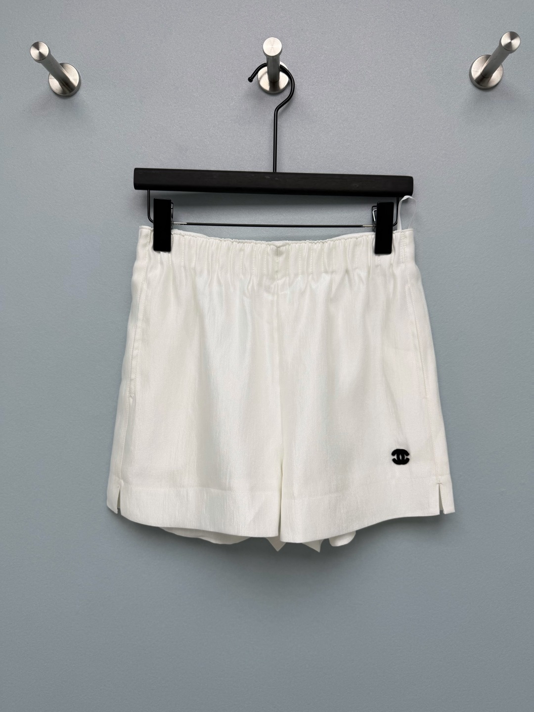 NO:886602,cha*26 new satin elastic embroidered shorts. The satin fabric has a soft light texture. It feels slippery and extremely comfortable. The fully elastic waist is super friendly to the waist and abdomen muscles and does not tighten at all!  The A-line wide-leg version hides the crotch, and the fleshy thighs are designed to be invisible with a small slit on the trouser leg, which allows you to walk with wind, and even a small person can wear it with long legs. The low-key double C embroidery logo on the side is low-key and not exaggerated.  2 colors and 3 codes SML, Chanel-clothing, chanel, shorts,19860909cha*26新款缎面松紧刺绣短裤 缎面面料自带柔光质感,摸上去滑溜溜的巨舒服,全松紧腰对腰腹肉肉超友好,完全不勒！A字阔腿版型巨藏胯,大腿肉肉一键隐形裤脚小开叉设计走路带风,小个子也能穿出大长腿 侧边低调双C刺绣小标,低调不浮夸,轻奢感拉满米白温柔干净,黑色显瘦万能,通勤/居家/出游全都能穿随便搭一件上衣都好看,懒人穿搭天花板没错了！2色3码SML,香奈儿-服装,chanel,shorts,,Women's clothing