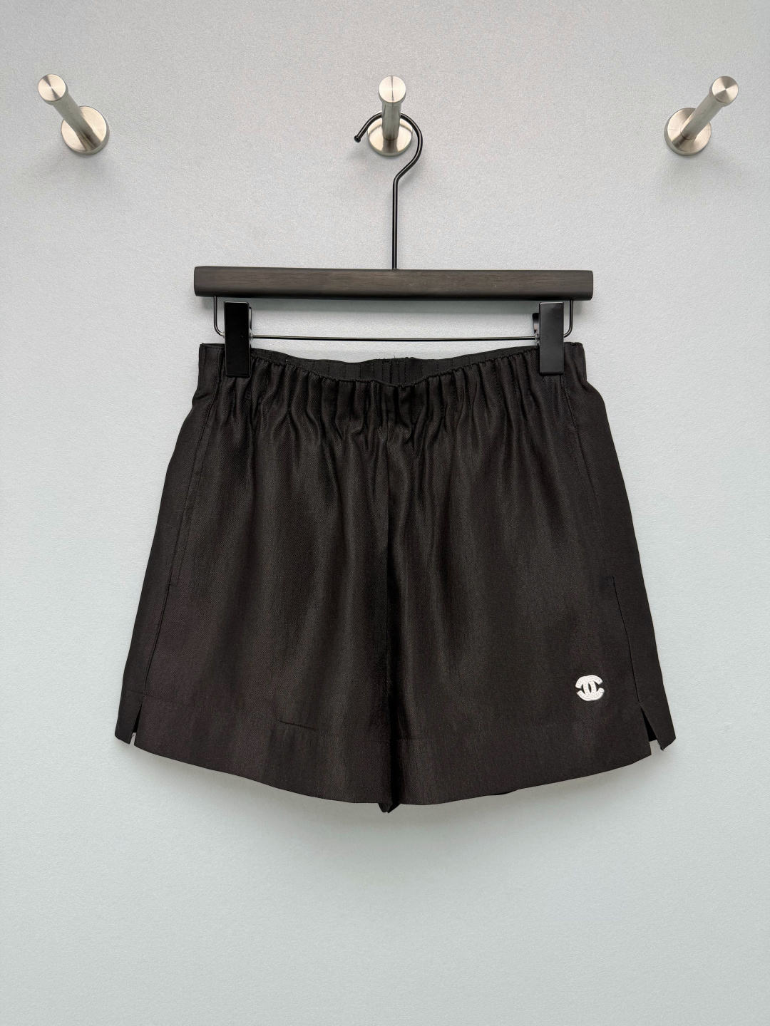 NO:886521,cha*26 new satin elastic embroidered shorts. The satin fabric has a soft light texture. It feels slippery and extremely comfortable. The fully elastic waist is super friendly to the waist and abdomen muscles and does not tighten at all!  The A-line wide-leg version hides the crotch, and the fleshy thighs are designed to be invisible with a small slit on the trouser leg, which allows you to walk with wind, and even a small person can wear it with long legs. The low-key double C embroidery logo on the side is low-key and not exaggerated.  2 colors and 3 codes SML, Chanel-clothing, chanel, shorts,19860909cha*26新款缎面松紧刺绣短裤 缎面面料自带柔光质感,摸上去滑溜溜的巨舒服,全松紧腰对腰腹肉肉超友好,完全不勒！A字阔腿版型巨藏胯,大腿肉肉一键隐形裤脚小开叉设计走路带风,小个子也能穿出大长腿 侧边低调双C刺绣小标,低调不浮夸,轻奢感拉满米白温柔干净,黑色显瘦万能,通勤/居家/出游全都能穿随便搭一件上衣都好看,懒人穿搭天花板没错了！2色3码SML,香奈儿-服装,chanel,shorts,,Women's clothing
