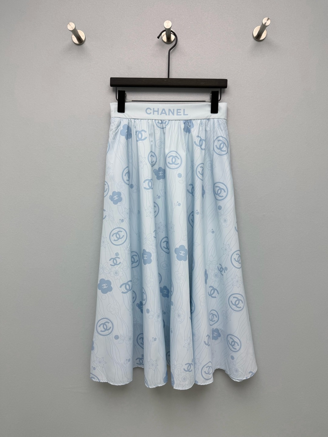 NO:886580,cha*26 new camellia all-printed elastic mid-length skirt, double C classic logo + camellia + streamlined corrugated lines, delicate and exquisite lines, retro light luxury style, black flowers on white background, classic and timeless, strong contrast, high-end commuting; light blue printing on light blue background, fresh and gentle, with a refreshing summer atmosphere. Two colors available!  The big A loose version has a lot of hidden flesh, wide hips and thick calves are covered with one click, the skirt flutters in the wind when walking, super fairy 2 colors and 3 sizes SML, Chanel-clothing, chanel, skirts,19860909cha*26新款山茶花满印松紧半身长裙 双C经典logo+山茶花+流线波纹线条,线条细腻精致,复古轻奢风,白底黑花,经典永不过时,对比度强,通勤高级；淡蓝底浅蓝印花,清新温柔,自带夏日清爽氛围感.两色可选！大A散摆版型巨藏肉,胯宽、小腿粗一键遮住,走路裙摆随风飘动超仙2色3码SML,香奈儿-服装,chanel,skirts,,Women's clothing
