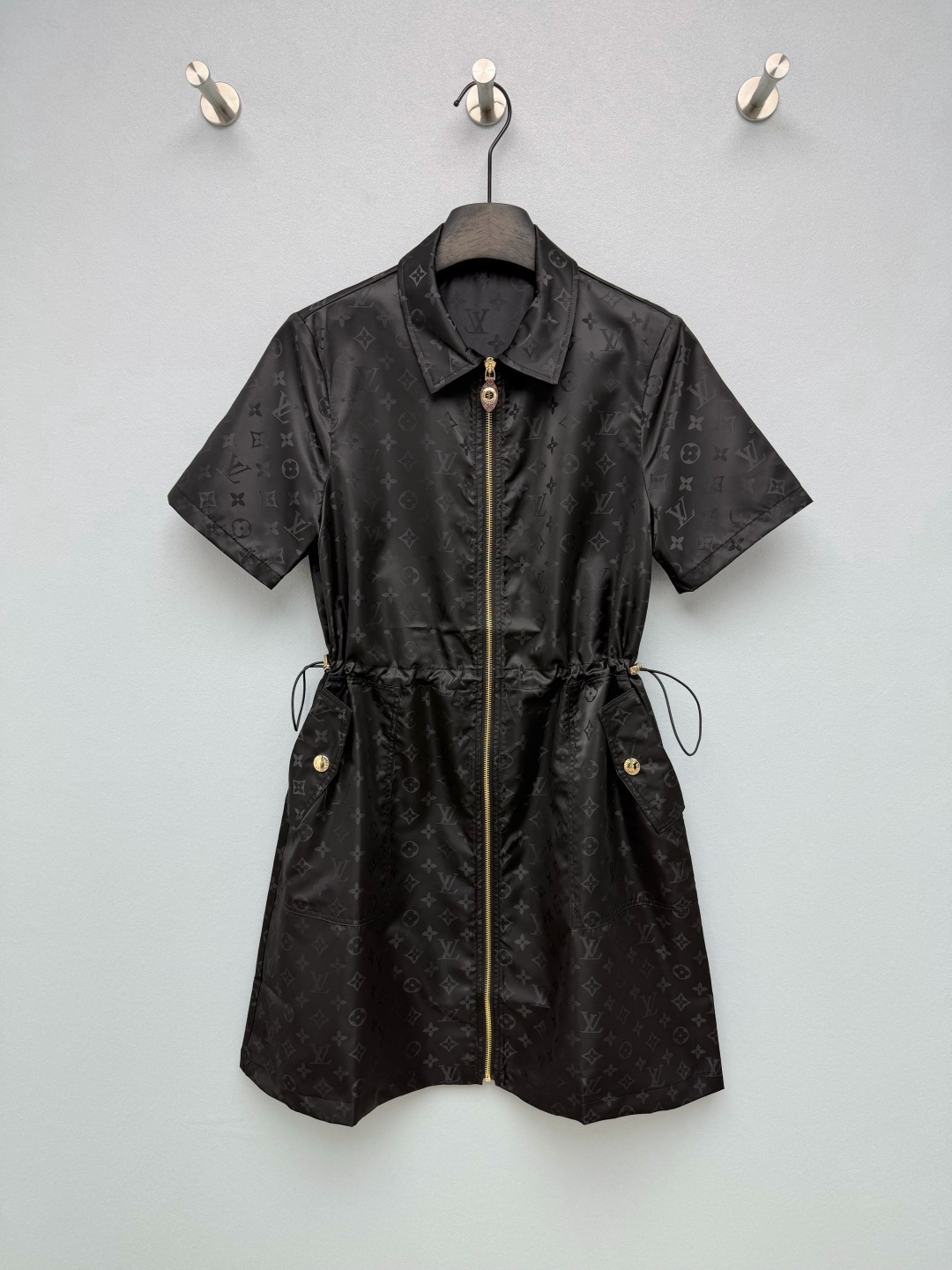 NO:886539,Lou*26 new dark pattern presbyopic waist-cinching short-sleeved shirt dress. All-over dark pattern jacquard satin fabric. It has a great luster. It looks simple from a distance and is full of details up close. It has a lapel + full zip fly, which is super easy to put on and take off. The drawstrings on the side allow you to tuck in the waist freely. The A-line skirt hides the fleshy crotch. Even a small person can wear long legs. The utility pockets on both sides are decorated with metal buckles. It has the right balance of leisure, lightness and luxury. The off-white is gentle and the black looks slimming!  Who knows this low-key and non-contrasting presbyopia dress!  2 colors and 3 codes SML,Louis Vuitton-clothing,louis vuitton,skirts,shirts,T-shirt,19860909Lou*26新款暗纹老花收腰短袖衬衫连衣裙 通体暗纹提花缎面面料,光泽感绝了,远看简约近看全是细节,翻领+全拉链门襟,穿脱超方便,侧边抽绳自由收腰,A字裙摆藏住胯部肉肉,小个子也能穿出大长腿,两侧工装口袋点缀金属扣,休闲轻奢平衡得刚刚好,米白温柔、黑色显瘦！谁懂这件低调不撞款的老花裙！2色3码SML,路易威登-服装,louis vuitton,skirts,shirts,T-shirt,,Women's clothing