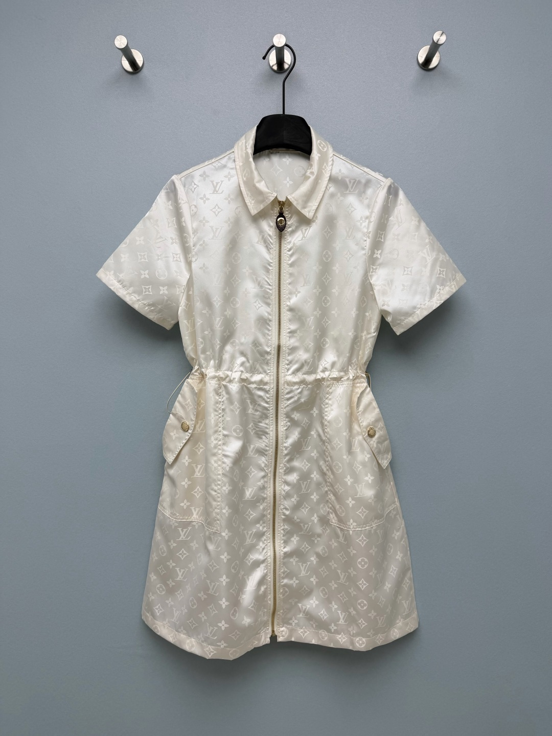 NO:886559,Lou*26 new dark pattern presbyopic waist-cinching short-sleeved shirt dress. All-over dark pattern jacquard satin fabric. It has a great luster. It looks simple from a distance and is full of details up close. It has a lapel + full zip fly, which is super easy to put on and take off. The drawstrings on the side allow you to tuck in the waist freely. The A-line skirt hides the fleshy crotch. Even a small person can wear long legs. The utility pockets on both sides are decorated with metal buckles. It has the right balance of leisure, lightness and luxury. The off-white is gentle and the black looks slimming!  Who knows this low-key and non-contrasting presbyopia dress!  2 colors and 3 codes SML,Louis Vuitton-clothing,louis vuitton,skirts,shirts,T-shirt,19860909Lou*26新款暗纹老花收腰短袖衬衫连衣裙 通体暗纹提花缎面面料,光泽感绝了,远看简约近看全是细节,翻领+全拉链门襟,穿脱超方便,侧边抽绳自由收腰,A字裙摆藏住胯部肉肉,小个子也能穿出大长腿,两侧工装口袋点缀金属扣,休闲轻奢平衡得刚刚好,米白温柔、黑色显瘦！谁懂这件低调不撞款的老花裙！2色3码SML,路易威登-服装,louis vuitton,skirts,shirts,T-shirt,,Women's clothing