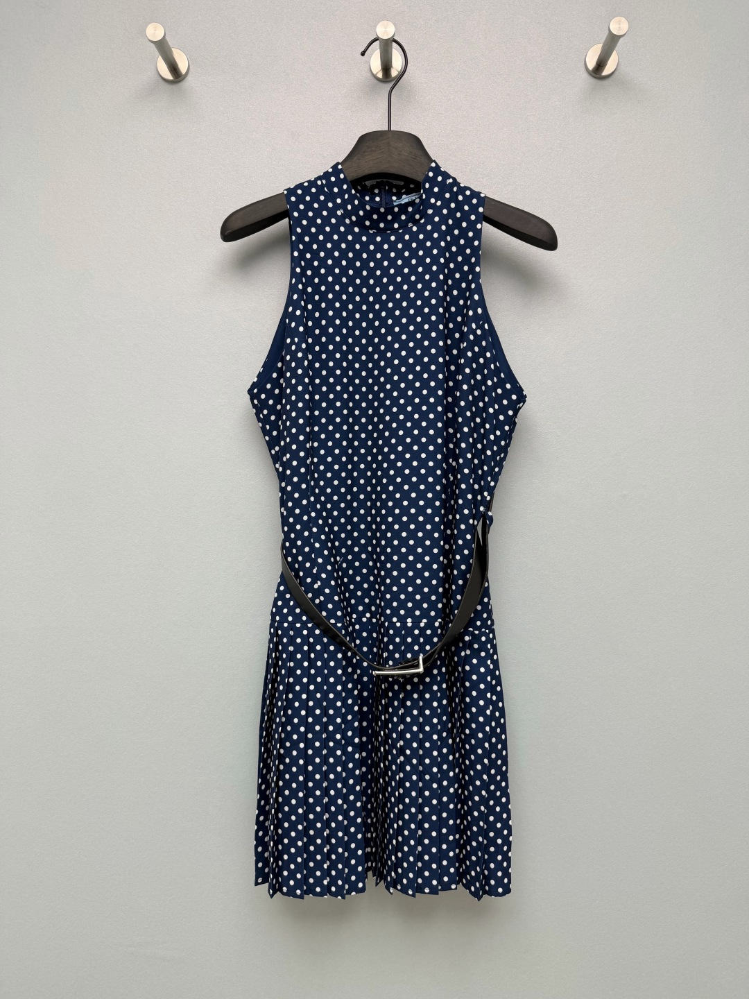NO:886530,PRA*26 new navy blue polka dot sleeveless pleated dress. The navy blue polka dots really come with a retro filter!  The halter neck and small high collar perfectly exposes the collarbone, and the right-angled shoulders are easy to hold. The hem is pleated and three-dimensional, giving it a sense of elegance when walking. The matching triangle belt can pinch out the waist with one click, and a small person can become 30-70 proportions in seconds. The brand logo is hidden in the fabric, and the details are low-key and elegant without being too ostentatious. The navy background is huge with white leather, and the small polka dots are classic and timeless. They can be worn for commuting, dating and vacation, without having to worry about matching them. When you go out in one pair, you will feel like a retro girl!  Single color size 3 SML,Prada-clothing,prada,prada,skirts,19860909PRA*26新款藏青波点无袖百褶连衣裙 藏青小波点真的自带复古滤镜！挂脖小高领完美露出锁骨,直角肩轻松拿捏 ,下摆风琴百褶立体挺括,走路自带飘逸感,配套三角标腰带一键掐出小蛮腰,小个子秒变三七分比例 面料暗藏浅印品牌logo,细节低调显贵,不会过于张扬,藏青底色巨衬白皮,小波点经典永不过时,通勤约会度假都能穿,不用费心搭配,一条出门,复古少女感直接拉满！单色3码SML,普拉达-服装,prada,prada,skirts,,Women's clothing