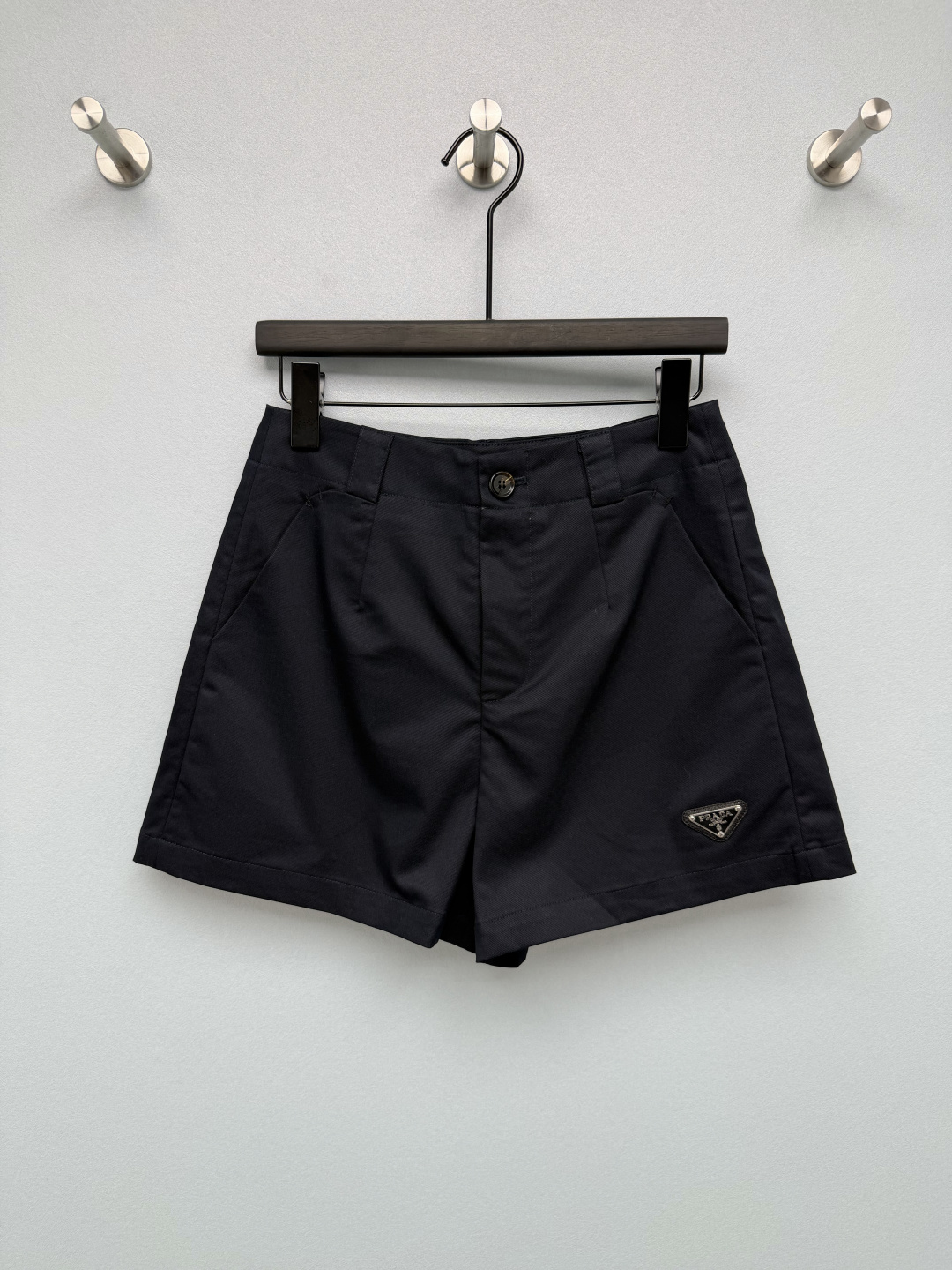 NO:887456,Pra*26 new classic triangle high waist cargo shorts  A metal-edged triangular leather nameplate is sewn on the lower right side of the trousers, and the classic metal logo is embedded, which is the core of brand recognition. It is low-key and not exaggerated. High-count twill cotton is crisp and stylish, and the A-line version with high waist and front pleats hides the wide hips and thick legs. Khaki retro,  The off-white is refreshing and the black is slimming. The three tones are suitable for all the details of tops. All-purpose basic shorts, which can be used to complete the spring and summer outfits. 3 colors and 3 sizes SML, Prada-clothing, prada, prada, shorts,19860909Pra*26新款经典三角标高腰工装短裤 裤身右下侧缝制金属包边三角皮质铭牌,内嵌经典金属logo,是品牌辨识度核心,低调不浮夸.高支斜纹棉挺括有型,高腰前褶A字版型,胯宽腿粗全部藏住.卡其复古、米白清爽、黑色显瘦,三个色调适配所有上衣细节闭眼入的万能基础短裤,春夏穿搭全靠它撑场面3色3码SML,普拉达-服装,prada,prada,shorts,,Women's clothing