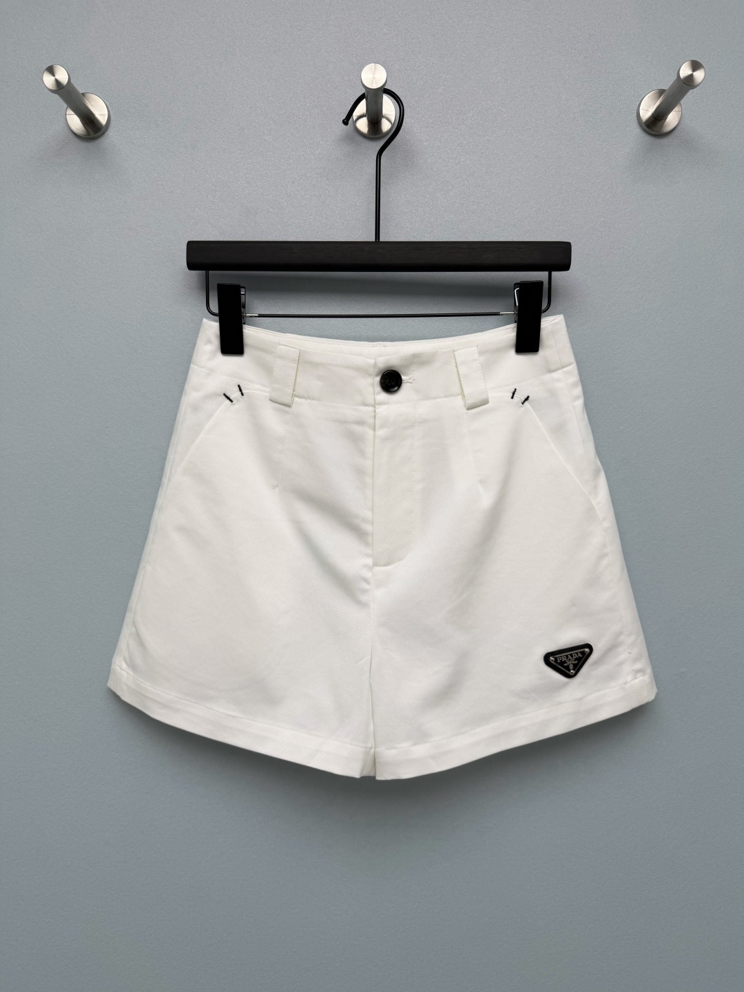 NO:887427,Pra*26 new classic triangle high waist cargo shorts  A metal-edged triangular leather nameplate is sewn on the lower right side of the trousers, and the classic metal logo is embedded, which is the core of brand recognition. It is low-key and not exaggerated. High-count twill cotton is crisp and stylish, and the A-line version with high waist and front pleats hides the wide hips and thick legs. Khaki retro,  The off-white is refreshing and the black is slimming. The three tones are suitable for all the details of tops. All-purpose basic shorts, which can be used to complete the spring and summer outfits. 3 colors and 3 sizes SML, Prada-clothing, prada, prada, shorts,19860909Pra*26新款经典三角标高腰工装短裤 裤身右下侧缝制金属包边三角皮质铭牌,内嵌经典金属logo,是品牌辨识度核心,低调不浮夸.高支斜纹棉挺括有型,高腰前褶A字版型,胯宽腿粗全部藏住.卡其复古、米白清爽、黑色显瘦,三个色调适配所有上衣细节闭眼入的万能基础短裤,春夏穿搭全靠它撑场面3色3码SML,普拉达-服装,prada,prada,shorts,,Women's clothing