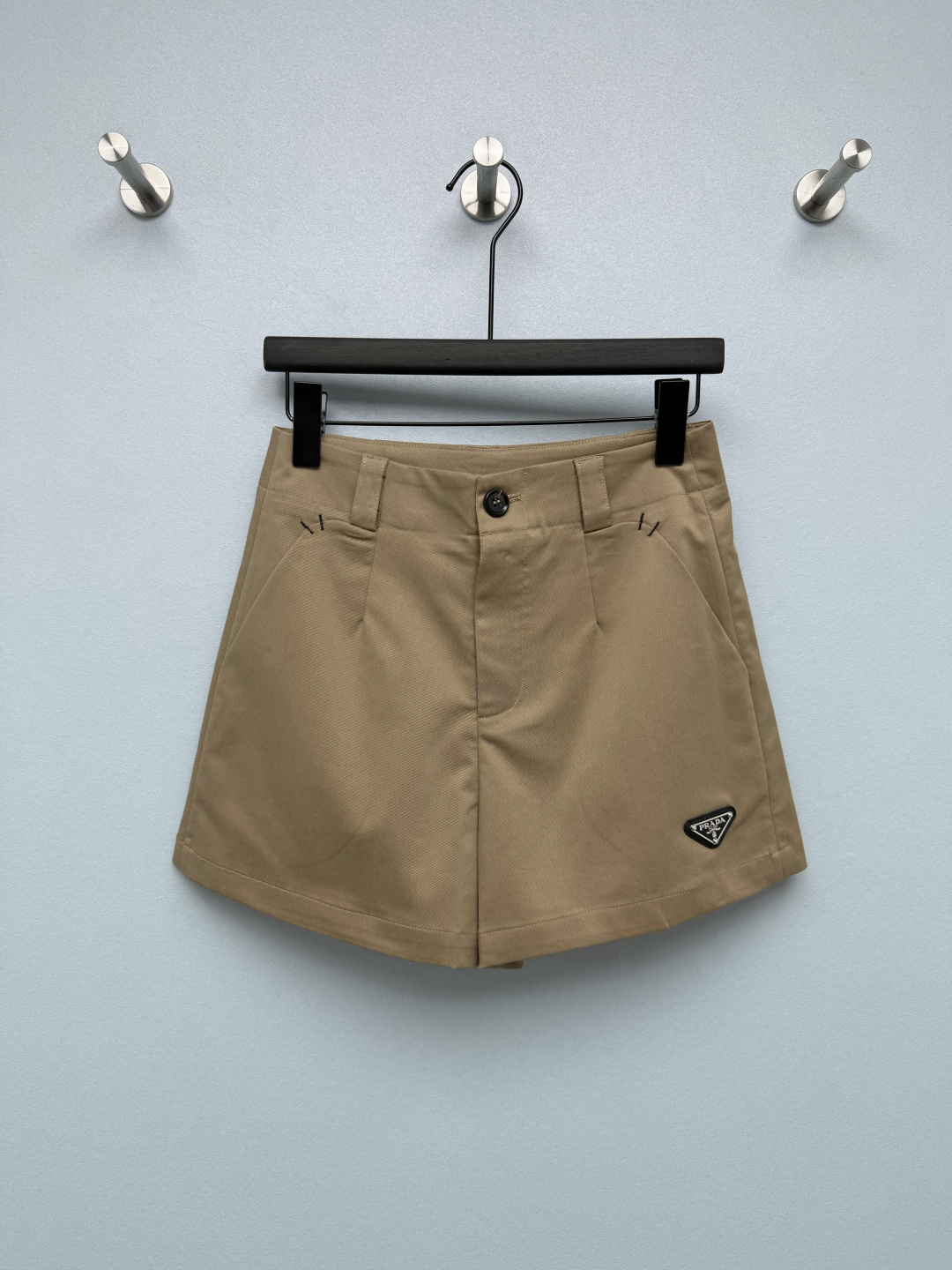 NO:887439,Pra*26 new classic triangle high waist cargo shorts  A metal-edged triangular leather nameplate is sewn on the lower right side of the trousers, and the classic metal logo is embedded, which is the core of brand recognition. It is low-key and not exaggerated. High-count twill cotton is crisp and stylish, and the A-line version with high waist and front pleats hides the wide hips and thick legs. Khaki retro,  The off-white is refreshing and the black is slimming. The three tones are suitable for all the details of tops. All-purpose basic shorts, which can be used to complete the spring and summer outfits. 3 colors and 3 sizes SML, Prada-clothing, prada, prada, shorts,19860909Pra*26新款经典三角标高腰工装短裤 裤身右下侧缝制金属包边三角皮质铭牌,内嵌经典金属logo,是品牌辨识度核心,低调不浮夸.高支斜纹棉挺括有型,高腰前褶A字版型,胯宽腿粗全部藏住.卡其复古、米白清爽、黑色显瘦,三个色调适配所有上衣细节闭眼入的万能基础短裤,春夏穿搭全靠它撑场面3色3码SML,普拉达-服装,prada,prada,shorts,,Women's clothing