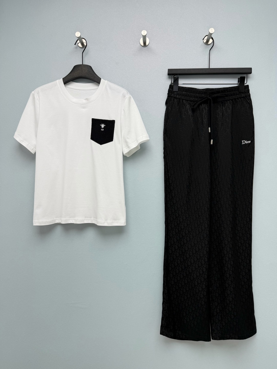 NO:887403,Di*26 new bee embroidered jacquard pocket T-shirt + dark pattern Oblique wide-leg pants suit  A light luxury suit for lazy people who don’t have to worry about matching is here. The top is combed cotton with short sleeves, small pockets embroidered with the classic bee logo, a simple basic model with hidden details, matching wide-leg pants with light satin, and all-over Oblique dark pattern, great drape, and hides all leg imperfections. The elastic drawstring waist is super friendly to all waist sizes. It walks elegantly without being close to the body. The black and white contrasting colors are cool and slimming. The all-white suit is gentle and refreshing. You can switch between the two styles at will!  2 colors and 3 codes SML, Dior-clothing, dior, T-shirt, tees, t-shirt,19860909Di*26新款蜜蜂刺绣提花口袋T恤+暗纹Oblique阔腿裤套装 不用费心搭配的懒人轻奢套装来了上衣精梳棉短袖,小口袋刺绣经典蜜蜂标,简约基础款暗藏细节,配套阔腿裤轻薄缎面,通体Oblique暗纹老花,垂感巨好,藏住所有腿部瑕疵,松紧抽绳腰对各种腰围超友好,走路飘逸不贴身,黑白撞色酷飒显瘦,全白套装温柔清爽,两套风格随便切换！2色3码SML,迪奥-服装,dior,T-shirt,tees，t-shirt,,Women's clothing