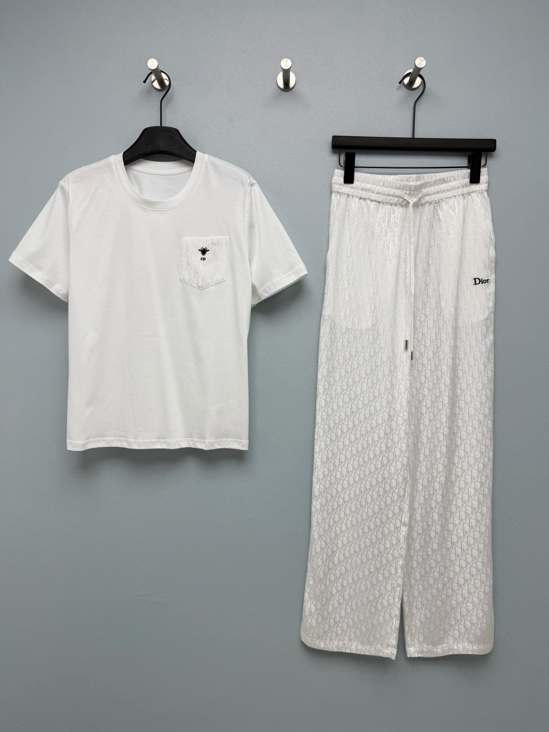 NO:887420,Di*26 new bee embroidered jacquard pocket T-shirt + dark pattern Oblique wide-leg pants suit  A light luxury suit for lazy people who don’t have to worry about matching is here. The top is combed cotton with short sleeves, small pockets embroidered with the classic bee logo, a simple basic model with hidden details, matching wide-leg pants with light satin, and all-over Oblique dark pattern, great drape, and hides all leg imperfections. The elastic drawstring waist is super friendly to all waist sizes. It walks elegantly without being close to the body. The black and white contrasting colors are cool and slimming. The all-white suit is gentle and refreshing. You can switch between the two styles at will!  2 colors and 3 codes SML, Dior-clothing, dior, T-shirt, tees, t-shirt,19860909Di*26新款蜜蜂刺绣提花口袋T恤+暗纹Oblique阔腿裤套装 不用费心搭配的懒人轻奢套装来了上衣精梳棉短袖,小口袋刺绣经典蜜蜂标,简约基础款暗藏细节,配套阔腿裤轻薄缎面,通体Oblique暗纹老花,垂感巨好,藏住所有腿部瑕疵,松紧抽绳腰对各种腰围超友好,走路飘逸不贴身,黑白撞色酷飒显瘦,全白套装温柔清爽,两套风格随便切换！2色3码SML,迪奥-服装,dior,T-shirt,tees，t-shirt,,Women's clothing