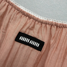 🔥🔥Miu*26新款褶皱薄纱吊带短裙 主体采用自带自然竖褶皱的顺纡皱薄纱面料,轻盈通透,自带朦胧柔光质 🔥🔥Miu*26新款褶皱薄纱吊带短裙 主体采用自带自然竖褶皱的顺纡皱薄纱面料,轻盈通透,自带朦胧柔光质