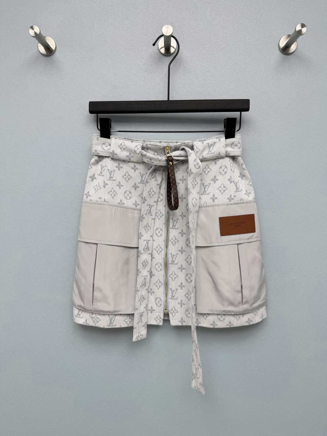 NO:887380,lou*26 new light gray jacquard workwear patchwork skirt  Light-color base washed denim jacquard, with light gray Monogram presbyopia pattern all over the body, the color is refreshing and soft, weakening the heavy feeling of presbyopia, and highly suitable for spring and summer. The large pockets on both sides are spliced with light gray matte nylon fabric, and denim and nylon are collided to create a layered workwear style. The fabric is light, breathable and not stuffy. The front and center fully open golden metal long zipper, the zipper pull is made of the brand's classic brown presbyopic coated leather, and is fixed with metal rivets, making it highly recognizable!  Solid color size 3 SML,Louis Vuitton-clothing,louis vuitton,skirts,19860909lou*26新款浅灰提花工装拼接短裙 浅色基底水洗牛仔提花,通体浅灰色Monogram老花暗纹,配色清爽柔和,弱化老花厚重感,春夏适配度高,两侧大口袋拼接浅灰哑光尼龙面料,牛仔与尼龙撞料,打造层次工装风,面料轻薄透气不闷身.前中全开式金色金属长拉链,拉链拉带采用品牌经典棕老花涂层皮,搭配金属铆钉固定,辨识度极高！单色3码SML,路易威登-服装,louis vuitton,skirts,,Women's clothing