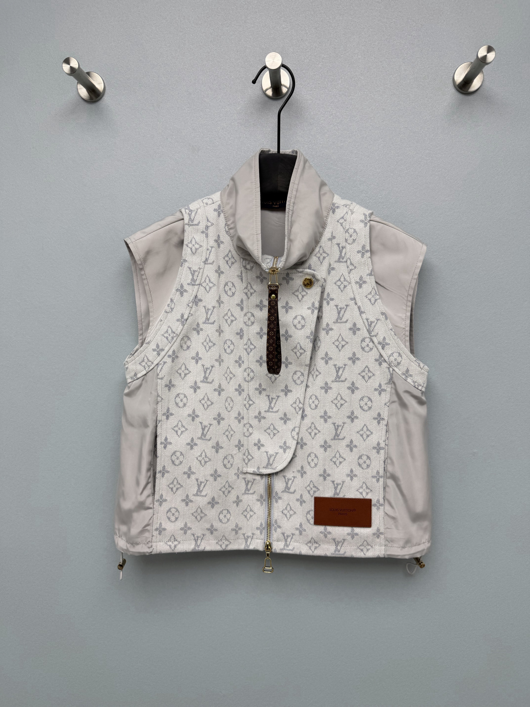 NO:887388,lou*26 new light gray jacquard stand collar work vest  Light-color base washed denim jacquard, with light gray Monogram presbyopia pattern all over the body, the color is refreshing and soft, weakening the heavy feeling of presbyopia, and highly suitable for spring and summer; the denim texture is crisp and stylish, not easy to collapse and deform. A brown vegetable tanned leather nameplate is sewn on the front of the hem  , embossed letter logo and classic words, full of recognition; the zipper puller is spliced with presbyopic coated leather, the hardware is unified in bright gold, and the texture is exquisite. The most refreshing presbyopic vest of the year is finally here in single color 3 size SML, Louis Vuitton-clothing, louis  vuitton,19860909lou*26新款浅灰提花立领工装马甲 浅色基底水洗牛仔提花,通体浅灰色Monogram老花暗纹,配色清爽柔和,弱化老花厚重感,春夏适配度高；牛仔肌理挺括有型,不易软塌变形.下摆正面缝制棕色植鞣皮铭牌,压印字母logo经典字样,辨识度拉满；拉链拉头拼接老花涂层皮饰,五金统一亮金色,质感精致.年度最清爽老花马甲终于来了单色3码SML,路易威登-服装,louis vuitton,,Women's clothing