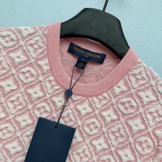 🔥🔥Lou*26新款粉白菱格浮雕老花短袖针织上衣 高版本‼️整件采用双层立体提花浮雕工艺,菱格框架内填满 🔥🔥Lou*26新款粉白菱格浮雕老花短袖针织上衣 高版本‼️整件采用双层立体提花浮雕工艺,菱格框架内填满