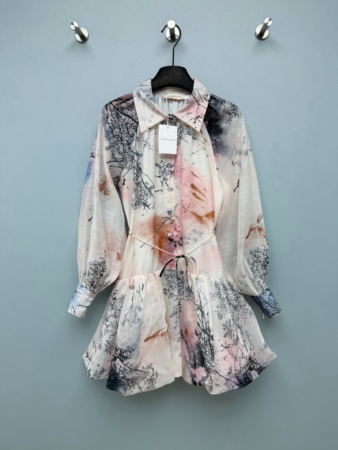 NO:887819,ZIMMERMA* new new Chinese style ink faded bubble hem shirt dress  Integrating oriental ink branch lines + pink, blue, and brown gradient watercolor blooming, black and white meticulous branches are combined with low-saturated soft mist pink, light blue, and ocher color blocks. The virtual and solid gradients are rich in layers, and the freehand Chinese style atmosphere is full; the front and rear printings echo coherently, and both the front and back have a complete picture.  , the color is soft and lined with yellow leather. The classic turned-up shirt collar neatly modifies the neck, weakening the sweetness, taking into account gentleness and intellectuality. The lantern puff long sleeves, pleated cuffs, double-layer fluffy puff short skirt, walking light and agile, a gentle skirt that wears oriental ink paintings on the body.  The meticulous black and white branches are paired with pink and blue gradient watercolors, and the freehand Chinese style color scheme is soft and healing!  Single color code 4 SMLXLB, Zimmerman-clothing, skirts, shirts,19860909ZIMMERMA*新款新中式水墨晕染泡泡摆衬衫连衣裙 融合东方水墨树枝线条+粉蓝棕渐变水彩晕染,黑白工笔枝桠搭配低饱和柔雾粉、浅蓝、赭石色块,虚实渐变层次丰富,写意国风氛围感拉满；前后印花连贯呼应,正反面都具备完整画面感,色彩柔和衬黄皮.经典翻衬衫领,利落修饰脖颈,弱化甜美感,兼顾温柔与知性,灯笼泡泡长袖,袖口抽褶收口,双层蓬松泡泡短裙摆,走路轻盈灵动,把东方水墨画穿在身上的温柔裙装 工笔黑白枝桠搭配粉蓝渐变水彩晕染,写意国风配色柔和又治愈！单色4码SMLXLB,兹默曼-服装,skirts,shirts,,Women's clothing