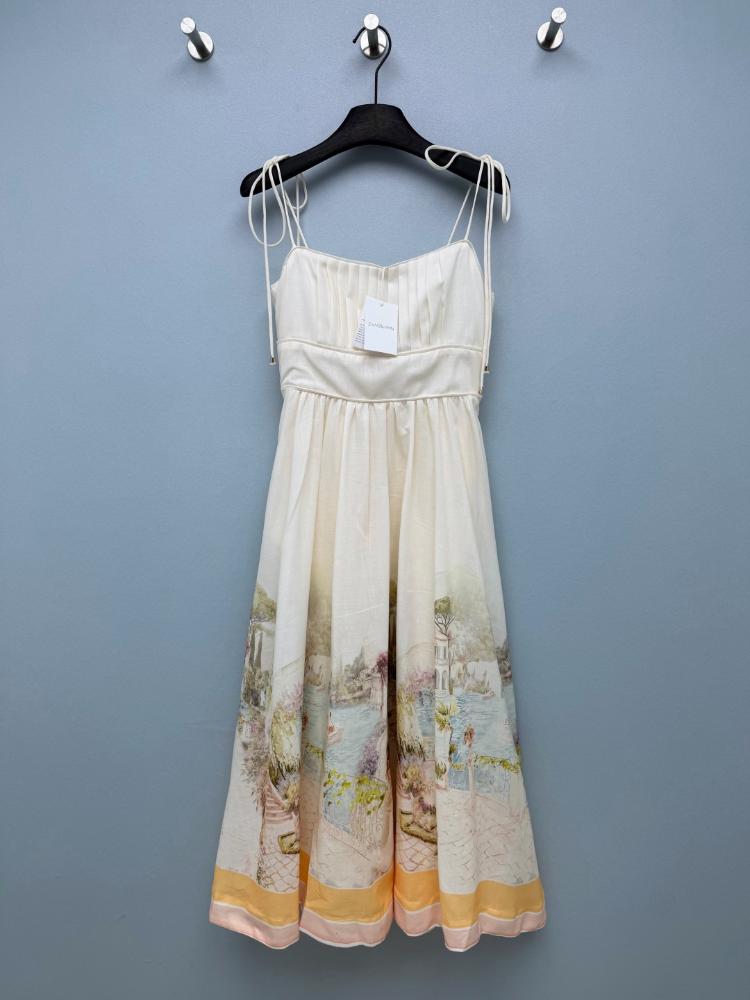 NO:887731,ZIMMERMA's latest Italian-style lakeside oil painting printed thin suspender midi dress. Romantic holiday style and retro elements are the iconic design language. This dress combines French nautical style and impressionist oil painting printing, with an elegant and luxurious holiday atmosphere. It is the brand's popular nautical series style. Creamy white base + Venetian water city oil painting printing, it is like wearing an Impressionist famous painting on the body, gentle and retro, it comes with a soft light filter, and can be easily controlled by yellow skin!  Double thin suspenders that can be tied with bows, small gold plugs with exquisite details, pleat design on the chest to modify the body shape, a gentle suspender skirt that wears an Italian lake scene oil painting on the body, single color size 4 SMLXLB, Zimmerman-clothing, skirts,19860909ZIMMERMA*新款意式湖畔油画印花细吊带中长连衣裙 浪漫度假风与复古元素为标志性设计语言.这件连衣裙融合了法式航海风与印象派油画印花,自带优雅贵气的度假氛围感,是品牌热门的航海系列款式.奶白底+威尼斯水城油画印花,像把一幅印象派名画穿在了身上,温柔又复古,自带柔光滤镜,黄皮也能轻松驾驭！双根可系蝴蝶结细吊带,小金堵头细节精致,胸前压褶设计修饰身形,把意大利湖景油画穿在身上的温柔吊带裙单色4码SMLXLB,兹默曼-服装,skirts,,Women's clothing