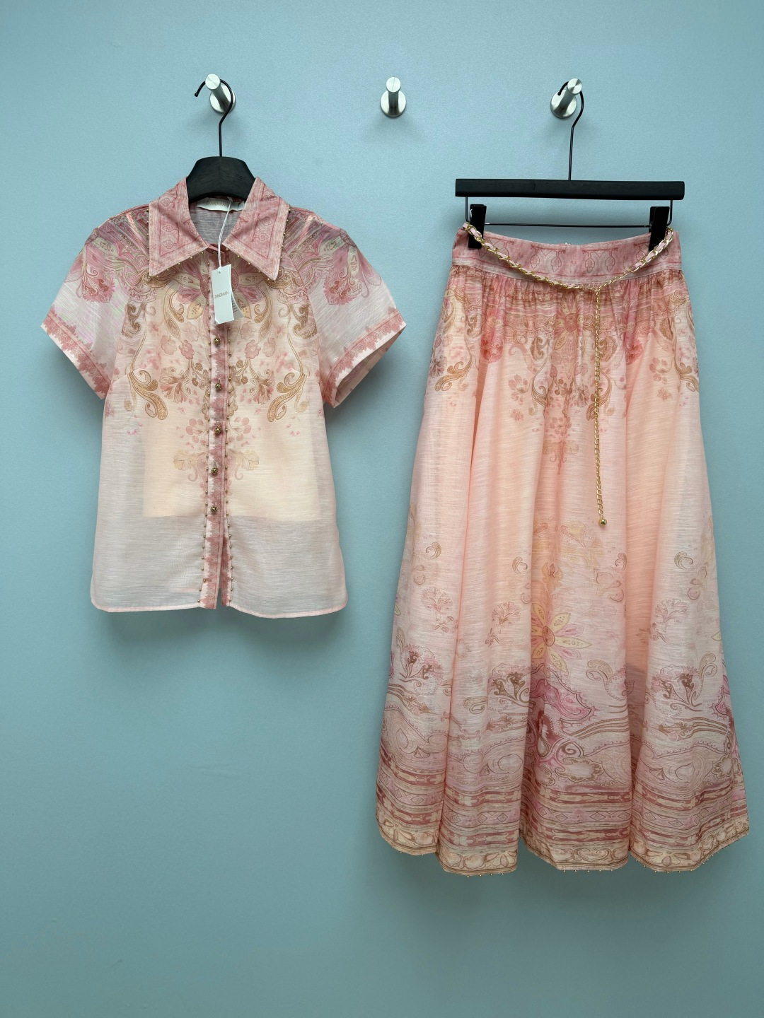 NO:887741,Zimmerma's latest stand-collar paisley print suit top and skirt combination  The overall warm caramel apricot gradient color scheme, the earth tones of retro oil paintings, and the yellow skin are friendly to the skin tone; the low saturation and warm tones bring a lazy French vacation atmosphere, which is more advanced and durable than the bright colors. Classic lapels, short rolled sleeves tailoring; the placket is matched with retro hollow carved metal  The buttons, collar, and both sides of the body are hand-nailed with small gold bead rivets, and the details are heavy-duty and noble; the paisley cashew flower is printed in warm brown, and the symmetrical totems are full of layers. The whole set is a French retro lady, and it can be worn alone to unlock a lot of daily looks!  Solid color size 4 SMLXLB, Zimmerman-clothing, skirts,19860909Zimmerma*新款立领佩斯利印花套装 上衣半裙的组合 整体暖焦糖杏渐变配色,复古油画大地色系,黄皮友好衬肤色；低饱和暖调自带慵懒法式度假氛围,比亮色更显高级耐看.经典翻领、短卷袖剪裁；门襟搭配复古镂空雕花金属纽扣,领边、衣身两侧手工钉满小金珠铆钉,细节重工显贵；佩斯利腰果花渐变暖棕印花,对称图腾层次饱满.整套穿是法式复古大小姐,拆开单搭也能解锁超多日常look！单色4码SMLXLB,兹默曼-服装,skirts,,Women's clothing