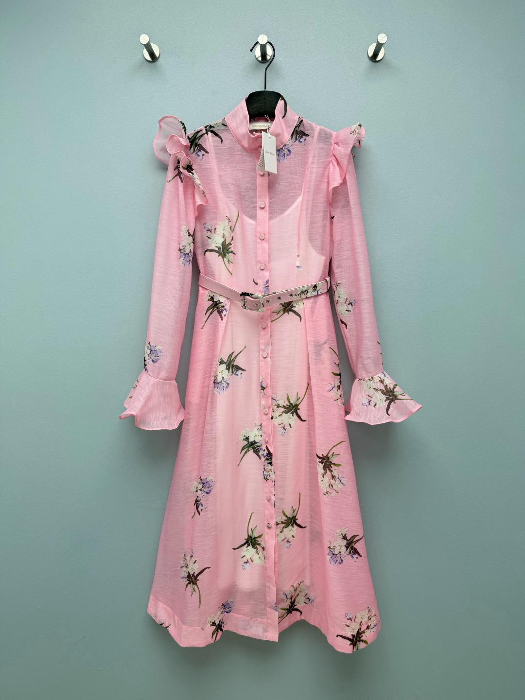 NO:887753,ZIMMERMA's latest pink-toned floral lotus leaf collar see-through long shirt dress. The peach crush flower dress with soft light filter is too girly. The semi-transparent bamboo tencel fabric is light and breathable. It comes with the same color suspender as the inner layer. No additional matching is required. Double-layer ruffle flounces on the shoulders + trumpet ruffle cuffs, full of romantic details. Full-buttoned shirt style, matching with the same printed leather belt, free to tighten the waist to optimize the proportion.  The pink-toned white flower watercolor print is gentle and healing, and the long draped hem hides the flesh all over the body. It’s perfect for a holiday date!  Single color code 4 SMLXLB, Zimmerman-clothing, skirts, shirts,19860909ZIMMERMA*新款粉调花卉荷叶领透视长款衬衫连衣裙 自带柔光滤镜的蜜桃粉碎花长裙太戳少女心半透竹节天丝面料轻薄透气,附赠同色吊带内搭,不用额外搭配,肩部双层荷叶飞边+喇叭荷叶袖口,层层浪漫细节拉满 通排全开扣衬衫版型,配套同印花皮质腰带,自由收腰优化比例 粉调白花水彩印花温柔治愈,长款垂摆藏住全身肉肉,度假约会一套搞定！单色4码SMLXLB,兹默曼-服装,skirts,shirts,,Women's clothing