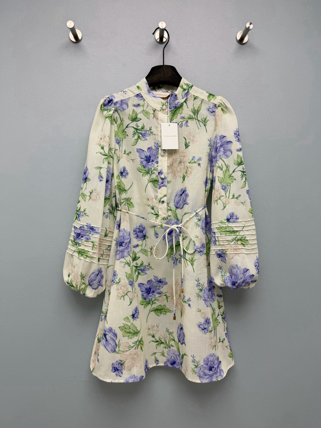 NO:887814,ZIMMERMA's latest lilac tulip floral stand-up collar and waisted short dress. The background color is soft milky white, with all-over hand-painted floral prints. The main color is lavender tulip + light pink peony + bright green branches and leaves. The low-saturated macaron color is gentle and white, with a strong spring and summer atmosphere. The small stand-up collar is half-buttoned + the characteristic multi-layer pleated puff long sleeves. It hides the flesh of the arms and has its own sense of design. This lilac floral linen skirt is gentle to the bone.  Solid color size 4 SMLXLB, Zimmerman-clothing, skirts,19860909ZIMMERMA*新款淡紫郁金香花卉立领收腰短款连衣裙 底色为柔和奶白,满幅手绘风花卉印花,主色调薰衣草紫郁金香+浅粉牡丹+鲜绿枝叶,低饱和马卡龙配色,温柔显白,春夏氛围感极强.小立领半开扣+特色多层抽褶泡泡长袖,藏住手臂肉肉还自带设计感,温柔到骨子里的淡紫碎花亚麻裙 单色4码SMLXLB,兹默曼-服装,skirts,,Women's clothing