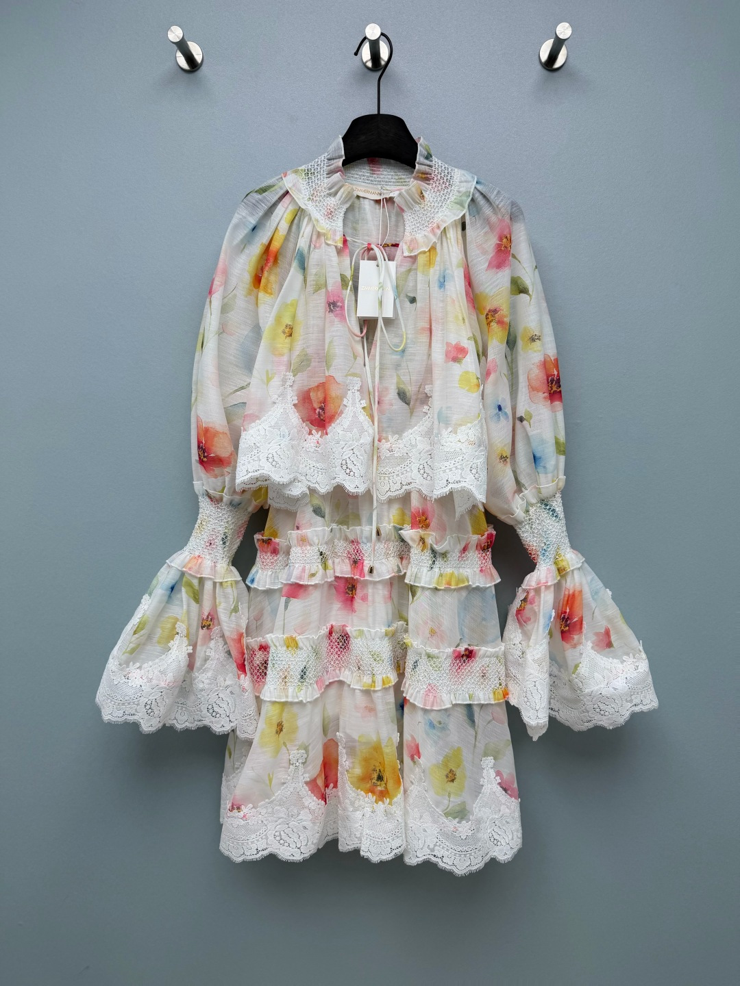 NO:887832,Zimmerma* new lace stitching watercolor floral dress (short style) colorful warm-toned watercolor poppy flowers, soft contrasting colors of pink, yellow and orange, gentle and full of spring and summer atmosphere, blue ink style with cold-toned ink smudged blue flowers, quiet and cool, sea  The cool white leather is suitable for vacation. The printing is transparent and soft, without harsh borders, and comes with a hand-painted hazy filter. The neckline, shawl-style outer hem, cuffs and skirt edges are all made of exquisite lace, and the retro hollow pattern injects soft elements into the simple white skirt.  , comes with a soft light filter. The shawl-style outer hem at the neckline has a cape effect, which can not only modify the shoulder line, but also add a sense of layering and retro atmosphere, making it elegant and agile when walking. The high-elastic wrap design at the waist and abdomen is extremely tolerant to the body and can be hidden  The flesh is slimming, and it can naturally outline the waistline, easily creating a 37/7 body proportion. Lantern puff sleeves with bell cuffs weaken the arm lines; the large A-line skirt has an excellent effect on modifying the lines of the hips and legs, and the overall appearance is the elegance of a retro manor girl!  With its own relaxed and romantic atmosphere, this is the ceiling of the white dress ~ 2 colors and 4 sizes SMLXLB, Zimmerman-clothing, skirts, shawls,19860909Zimmerma*新款蕾丝拼接水彩碎花连衣裙（短款）彩花款暖调水彩虞美人花卉,粉黄橙柔和撞色,元气温柔,春夏氛围感拉满,蓝墨款冷调水墨晕染蓝花,静谧清冷,海边度假、冷白皮适.印花通透柔和,无生硬边界,自带手绘朦胧滤镜.领口、披肩式外摆、袖口和裙摆边缘都采用了精致的蕾丝花边,复古的镂空花纹为简约的白裙注入了柔美元素,自带柔光滤镜.领口处的披肩式外摆,自带斗篷效果,既能修饰肩线,又增添了层次感与复古氛围感,行走间飘逸灵动.腰腹处的高弹力打揽设计,对身材包容度极高,既能藏肉显瘦,又能自然勾勒腰线,轻松打造三七分身材比例.灯笼泡泡袖搭配喇叭袖口,弱化了手臂线条；A字大裙摆对臀腿线条修饰效果极佳,整体呈现出复古庄园少女的优雅气质！自带松弛又浪漫的氛围感,这才是白裙的天花板吧～2色4码SMLXLB,兹默曼-服装,skirts,shawls,,Women's clothing