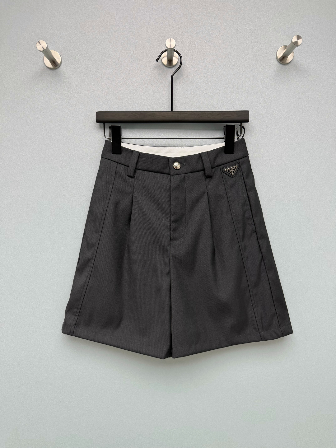 NO:888597,PRA*26 Triangle Logo Suit Bermuda Shorts. The classic metal triangle logo on the right waistband is matched with engraved metal placket buttons for full brand recognition. The white contrasting waist lining inside enhances the exquisite workmanship. The worsted suit fabric is stiff and wrinkle-resistant, so you can go out neatly and clean without ironing. The high-waisted double pleat design is perfect for pear-shaped figures!  The two pleats on the front weaken the belly fat, the five-point A-line pants perfectly cover the thick thighs, and the high-waisted version raises the waistline. The ever-proof Bermuda suit shorts are finally available in new colors and sizes S, Prada-clothing, prada, prada, shorts, business suit,19860909PRA*26辛苦了三角标西装百慕大短裤 右侧腰头经典金属三角徽标,搭配刻字金属门襟纽扣,品牌辨识度拉满；内里白色撞色腰衬,提升精致做工质感.精纺西装面料挺括抗皱,不用熨烫出门也利落干净,高腰双褶设计太懂梨形身材！ 前片两道褶子弱化小腹肉肉,五分A字裤长完美遮住大腿粗,高腰版型拉高腰线,万年不出错的百慕大西装短裤终于上新2色3码S,普拉达-服装,prada,prada,shorts,business suit,,Women's clothing