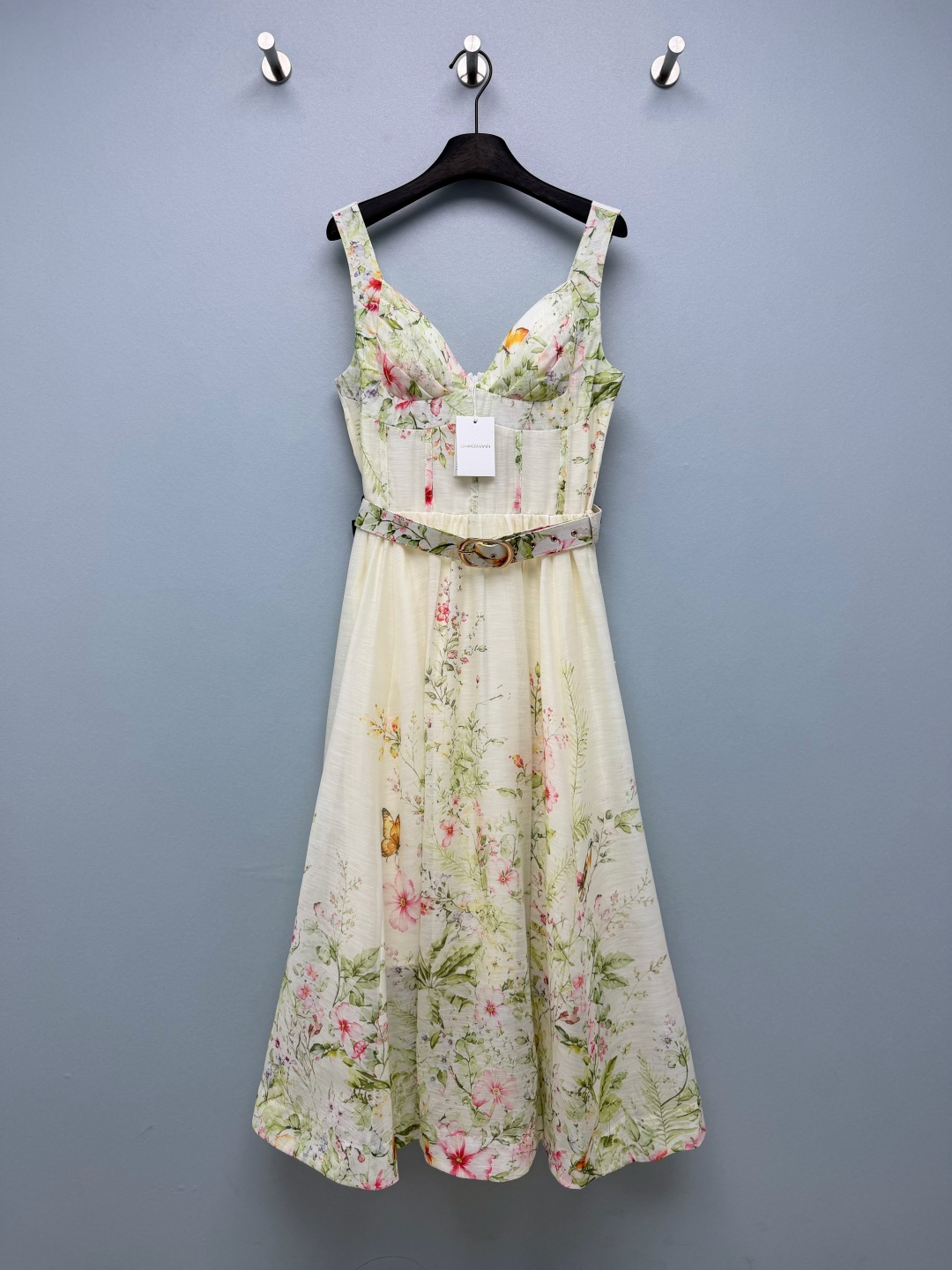 NO:888607,ZIMMERMA's latest watercolor butterfly flower suspender midi dress. Hand-painted watercolor flowers and butterflies are all over the place. Pink flowers, green branches and leaves are matched with smart yellow butterflies. The background color is soft off-white, the tone is fresh and gentle, the layers are delicate, and the atmosphere of oil painting is full. The corset-style V-neck + built-in shaping cup, no need to match underwear, the fishbone waist tightens to pinch the waist. The matching belt is the finishing touch, the metal buckle has a high-quality texture, and it directly lengthens the proportion of the lower body.  The large A-line skirt is elegant and flexible, giving it a gentle atmosphere that sways in the wind when walking. The off-white background weakens the complexity of the floral flowers, and the yellow butterfly embellishment adds a smart and fairy atmosphere. Wear it for picnics, the beach, and dates. It will look like a French garden pictorial in any casual photo, and it will directly make you feel gentle and girly!  Solid color size 4 SMLXLB, Zimmerman-clothing, skirts,19860909ZIMMERMA*新款水彩蝴蝶花卉吊带中长连衣裙 手绘水彩风花卉蝴蝶满印,粉系花朵、嫩绿枝叶搭配灵动黄蝴蝶,底色为柔和米白,色调清新温柔,层次细腻,油画氛围感十足.胸衣式V领+内置定型杯,不用再搭配内衣,鱼骨收腰狠狠掐出小蛮腰.配套同花色腰带是点睛之笔,金属扣质感高级,系上直接拉长下半身比例 大A字裙摆飘逸灵动,走路自带随风摆动的温柔氛围感,米白底色弱化碎花的繁杂,黄蝴蝶点缀增添灵动仙气.野餐、海边、约会穿它,随便一拍都是法式花园画报,温柔少女感直接拉满！单色4码SMLXLB,兹默曼-服装,skirts,,Women's clothing