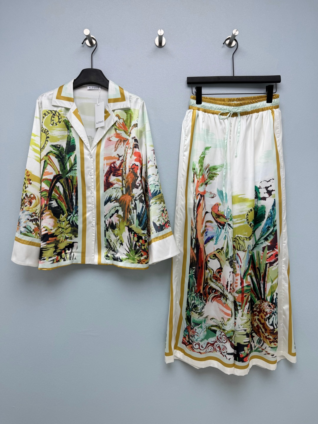 NO:888623,ALEMAI* new tropical jungle oil painting satin suit shirt and trousers combination  The brand's iconic hand-painted tropical jungle pattern, with palms, parrots, snakes and tropical vegetation combined with contrasting strokes, has a strong artistic sense. The white background is set against yellow, green, red and brown retro tones, giving it a strong exotic vacation atmosphere; the sides of the body and trousers are matched with gold contrasting edges to enhance the sense of sophistication.  The gold contrasting hemming details on the sides are full, and the single row of buttons is simple and elegant. The matching wide-leg pants have a drawstring elastic high waist, which is friendly to all waist sizes. It can be done in one set for home vacations. The lazy and exotic atmosphere directly fills the monochrome size 4 SMLXLB, Zimmerman-Clothing,19860909ALEMAI*新款热带丛林油画缎面套装 衬衣长裤的组合 品牌标志性手绘热带丛林图案,棕榈、鹦鹉、灵蛇、热带植被融合撞色笔触,艺术感强烈,白底色衬黄绿红棕复古色调,异域度假氛围浓厚；衣身、裤身两侧搭配金色撞色包边,提升精致感.侧边金色撞色包边细节拉满,单排纽扣简约大气,配套阔腿裤做了抽绳松紧高腰,对各种腰围都很友好,居家度假一套搞定,慵懒异域氛围感直接拉满单色4码SMLXLB,兹默曼-服装,,Women's clothing