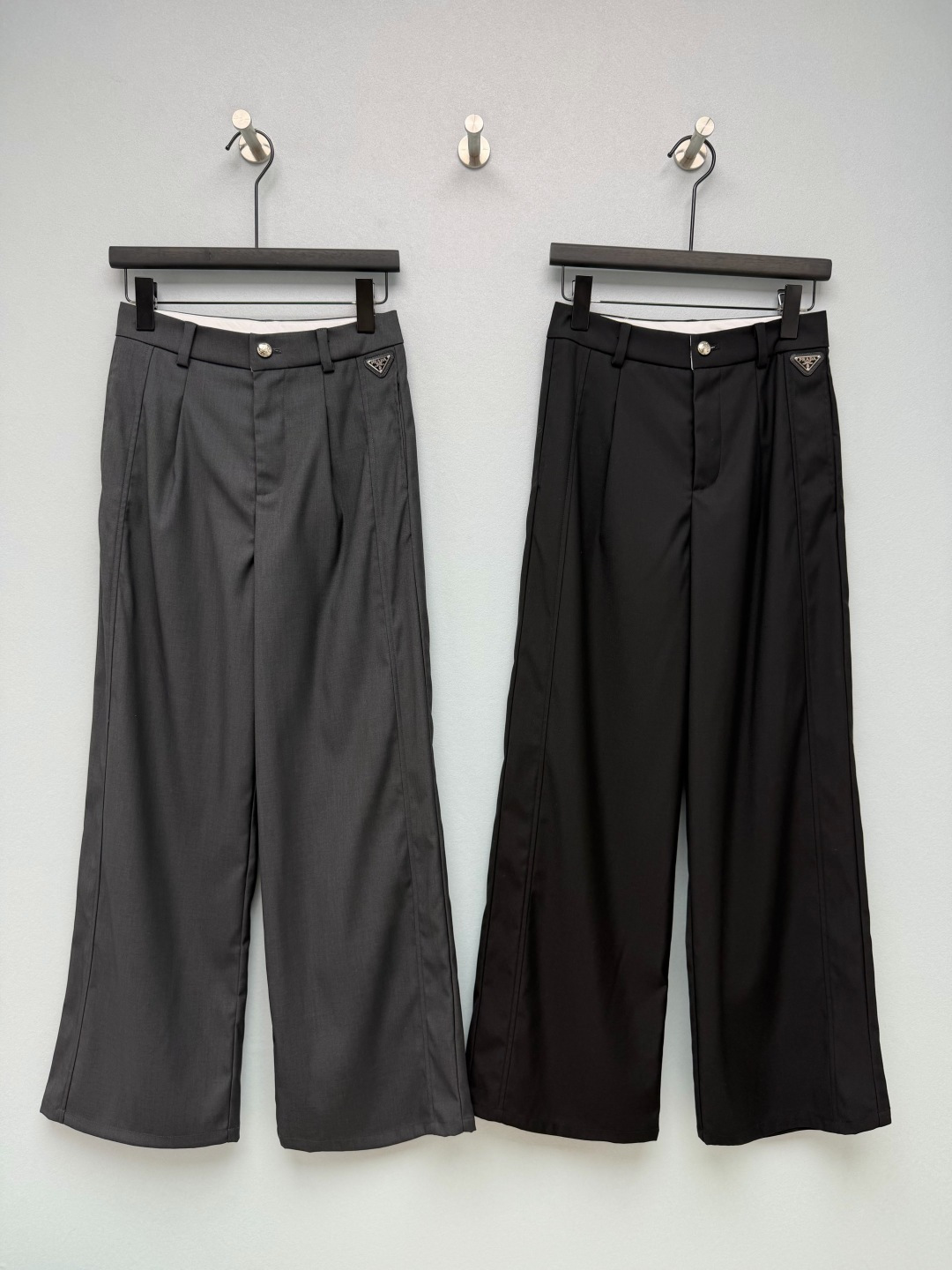 NO:888753,PRA*26 Triangle logo suit wide-leg trousers. The classic metal triangle logo on the right waistband is matched with engraved metal placket buttons for full brand recognition. The white contrasting waist lining inside enhances the exquisite workmanship. The worsted suit fabric is stiff and wrinkle-resistant, so you can go out neatly and clean without ironing. The high-waisted double pleat design is perfect for pear-shaped figures!  The two pleats on the front weaken the belly fat, the five-point A-line pants perfectly cover the thick thighs, and the high-waisted version raises the waistline. The ever-proof Bermuda suit shorts are finally available in new colors and sizes S, Prada-clothing, prada, prada, shorts, business suit,19860909PRA*26辛苦了三角标西装阔腿长裤 右侧腰头经典金属三角徽标,搭配刻字金属门襟纽扣,品牌辨识度拉满；内里白色撞色腰衬,提升精致做工质感.精纺西装面料挺括抗皱,不用熨烫出门也利落干净,高腰双褶设计太懂梨形身材！ 前片两道褶子弱化小腹肉肉,五分A字裤长完美遮住大腿粗,高腰版型拉高腰线,万年不出错的百慕大西装短裤终于上新2色3码S,普拉达-服装,prada,prada,shorts,business suit,,Women's clothing