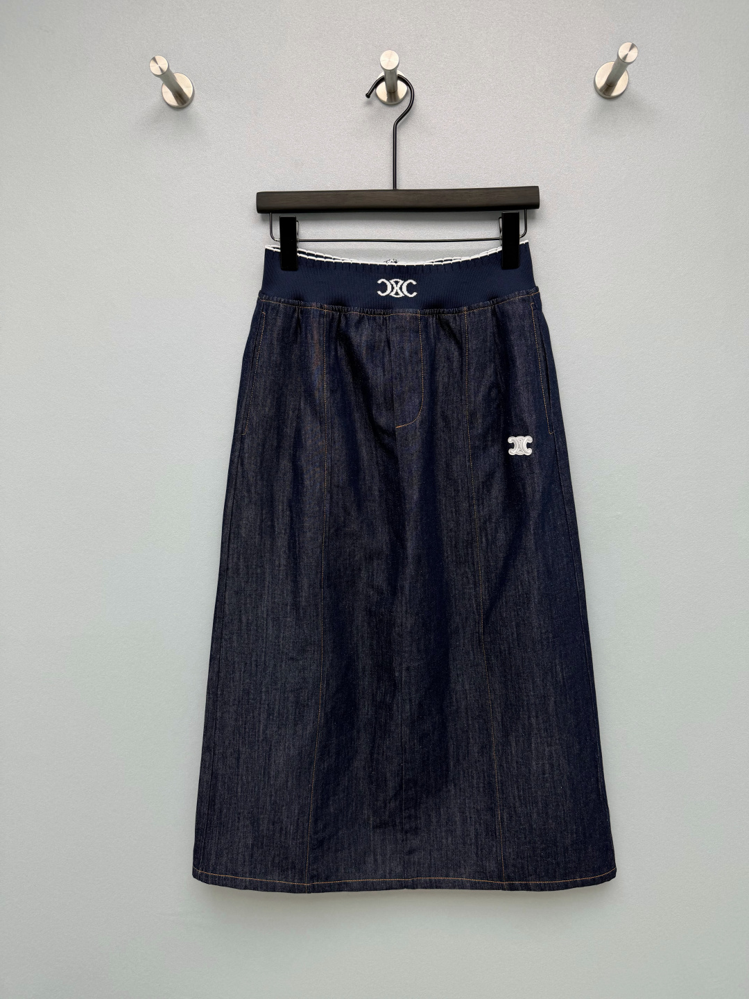 NO:888771,CE*26 new Arc de Triomphe elastic waist denim skirt. Navy knitted wide waistband with white Arc de Triomphe logo woven all over. The wavy white edge details are full of exquisiteness. The whole piece is divided into an A-line version that is super tolerant for pear-shaped figures. The width of the hips and the thickness of the calf are all covered. The original color is dark blue and retro, with classic yellow denim topstitching.  The small Arc de Triomphe embroidery on the side of the skirt is low-key but not exaggerated. It has built-in hidden pockets that are very practical. The elastic waist does not restrict the belly, so you don’t feel restricted even when you have a full meal. A white T-shirt looks great when you go out every day. It has a retro French casual feel, which can be used for commuting to school, school and shopping. It looks slim and casual!  Monochrome size 3 S, Celine-clothing, celine, skirts,19860909CE*26新款凯旋门松紧腰牛仔半裙 藏青针织宽腰头织满白色凯旋门logo,波浪白边细节精致感拉满,整片分割A字版型对梨形身材超包容,胯宽、小腿粗全部遮住,原色深蓝复古耐看,搭配经典黄牛仔明线 裙侧小巧凯旋门刺绣低调不浮夸,自带隐形口袋实用满分,松紧腰不勒肚子,吃饱饭也毫无束缚感,日常出门一套白T就很好看.复古法式休闲感,通勤上学逛街一条搞定,显瘦又随性！单色3码S,赛琳-服装,celine,skirts,,Women's clothing