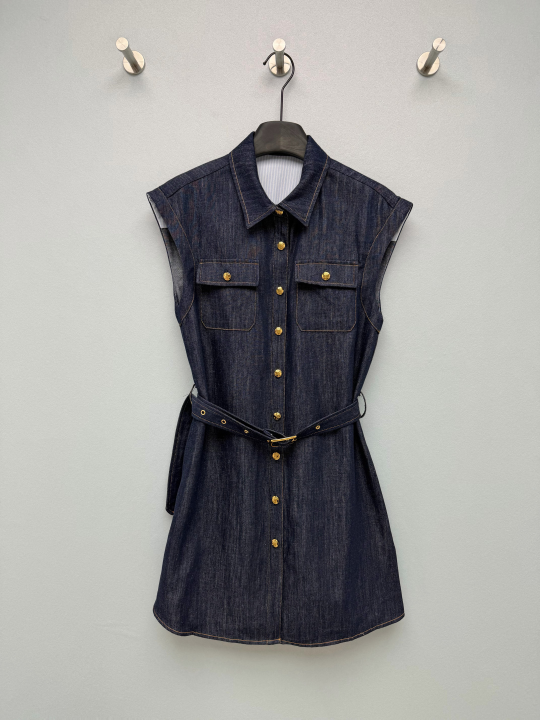 NO:888780,CE*26 new sleeveless denim waist shirt dress  Original color washed denim denim fabric, stiff and stylish with a retro indigo background, the fabric has moderate bones and is not easy to collapse; classic yellow denim topstitching, solid color washing process, not easy to whiten and deform after long-term wear, lined with pinstripe lining, not abrasive when worn. The detachable wide denim belt is the soul, you can wear it casually  The short A-line skirt can be lengthened even for small people to trim the fat on the thighs. The single-row fully buttoned design can be used as a dress or unbuttoned as a denim cardigan. The retro yellow topstitching restores the classic denim atmosphere. It can be used for commuting, shopping, and dating. Retro simplicity will never go out of style!  Single color size 3 SML S, Celine-clothing, celine, skirts, shirts,19860909CE*26新款无袖牛仔收腰衬衫连衣裙 原色水洗丹宁牛仔面料,硬挺有型自带复古靛蓝底色,面料有适度筋骨不易软塌；经典黄色牛仔明线,固色水洗工艺,久穿不易泛白变形,内衬细条纹里布,穿着不磨肤.可拆卸牛仔宽腰带是灵魂,随便一系就掐出小蛮腰,小个子也能拉长比例短款A字裙摆修饰大腿赘肉,单排全开扣设计,既能当连衣裙,解开也能做牛仔开衫,复古黄明线还原经典丹宁氛围,通勤、逛街、约会一条搞定,复古简约永不过时！单色3码SML S,赛琳-服装,celine,skirts,shirts,,Women's clothing