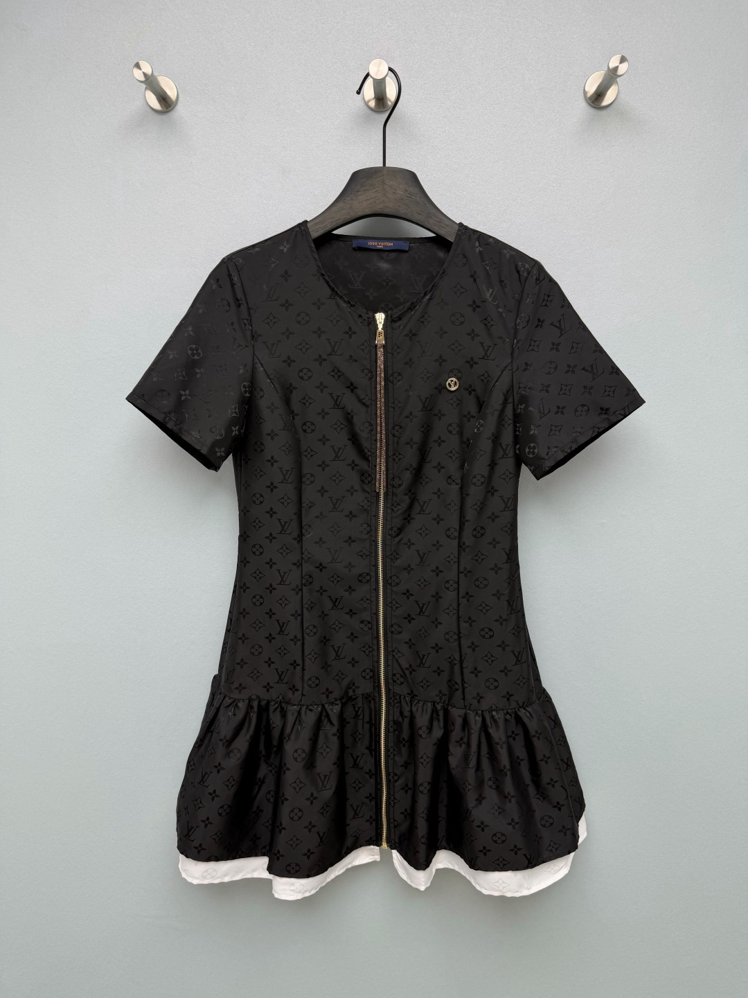 NO:888789,Lou*26 new dark pattern old flower ruffle short-sleeved dress  The sense of luxury is hidden in the details. The dark-patterned presbyopic skirt has the same color embossed Monogram presbyopia all over the body. The matte black fabric is low-key and restrained and will not be overly public. The light nylon fabric is breathable and durable. The presbyopic zipper on the front and the round metal letter buckle on the chest are the finishing touch. A full set of hardware texture is online, and the waist is cut.  The cut is just right, outlines the waistline without being tight, and the short-sleeved version covers the arm fat. The double-layer lotus leaf pleats at the hem + white presbyopia contrasting lining give it a smart atmosphere when walking. The pure black background is versatile and slimming. The dark pattern of presbyopia hides brand recognition. It is simple and has its own nobility. It is the first choice for lazy people to wear light luxury!  Solid color size 3 SML WU,Louis Vuitton-clothing,louis vuitton,skirts,T-shirt,19860909Lou*26新款暗纹老花荷叶边短袖连衣裙 高级感藏在细节里的暗纹老花裙通体同色压印Monogram老花,哑光黑面料低调内敛,不会过度张扬,轻薄尼龙面料透气耐穿,正面老花拉链,胸口圆形金属字母扣点睛,全套五金质感在线,收腰剪裁恰到好处,勾勒腰线又不紧绷,短袖版型遮住手臂赘肉.下摆双层荷叶褶皱+白色老花撞色内衬,走路自带灵动氛围感纯黑底色百搭显瘦,暗纹老花暗藏品牌辨识度,简约又自带贵气,懒人轻奢穿搭首选！单色3码 SML WU,路易威登-服装,louis vuitton,skirts,T-shirt,,Women's clothing