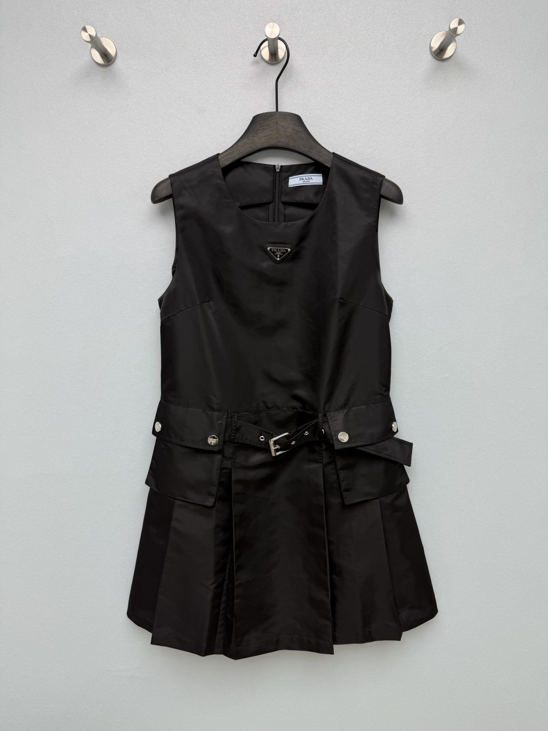 NO:888798,PRA*26 new nylon workwear pleated vest skirt  The perfect fusion of workwear and pleated skirts, the PD little black dress is a classic recycled nylon fabric with a matte functional texture. It is crisp and stylish and does not require ironing. It has an iconic metal triangle mark on the chest, a full set of logo-engraved metal hardware details, a sleeveless round-neck vest version, a detachable and adjustable belt at the waist, and double-sided workwear rivet pockets, which makes it full of coolness. The neatly pleated A-line skirt in the lower half has a girlish look that balances the toughness of workwear, with just the right balance of sweetness and coolness.  You can never go wrong with black, and it gives you a cool and high-end feel when taking photos!  Solid color size 3 SML WU,Prada-clothing,prada,prada,skirts,19860909PRA*26新款尼龙工装百褶背心裙 把工装和百褶裙融合得恰到好处的PD小黑裙经典再生尼龙面料自带哑光机能质感,挺括有型完全不用熨烫,胸口标志性金属三角标,全套刻印logo金属五金细节拉满,无袖圆领背心版型,腰间可拆卸调节腰带,搭配双侧工装铆钉口袋,酷感直接拉满,下半段工整百褶A字短裙,少女感中和工装硬朗,甜酷平衡刚刚好 黑色永不出错,拍照自带清冷高级感！单色3码 SML WU,普拉达-服装,prada,prada,skirts,,Women's clothing