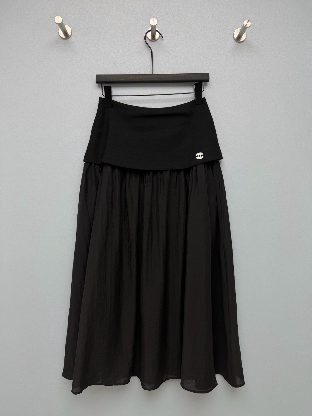 NO:888805,CHA*26 new double C embroidered splicing gauze skirt. The folded knitted waist is comfortable and not tight, the side is small and the double C embroidery is exquisite and low-key. The lower half of the textured wrinkled gauze material is light and elegant, with natural folds. It feels super fairy when the wind blows. The white is gentle and clean, and the black is slim and versatile. The light and transparent gauze material has a soft light texture. When you take a photo, you will feel like a gentle Korean lady!  !  2 colors and 3 sizes SMLR, Chanel-clothing, chanel, skirts,19860909CHA*26新款双C刺绣拼接纱感半身裙 翻折针织腰头舒适不勒肉,侧边小巧双C刺绣精致低调,下半截肌理皱感纱料轻盈飘逸,自带自然褶皱,风吹起来超有仙气,白色温柔干净,黑色显瘦百搭,轻透纱料自带柔光质感,随手拍都是温柔韩系大小姐氛围感！！2色3码SMLR,香奈儿-服装,chanel,skirts,,Women's clothing